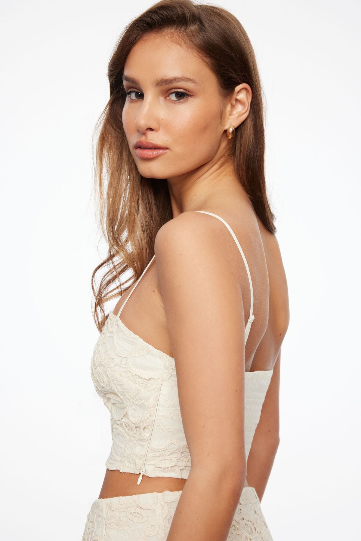 Haut court en dentelle au crochet