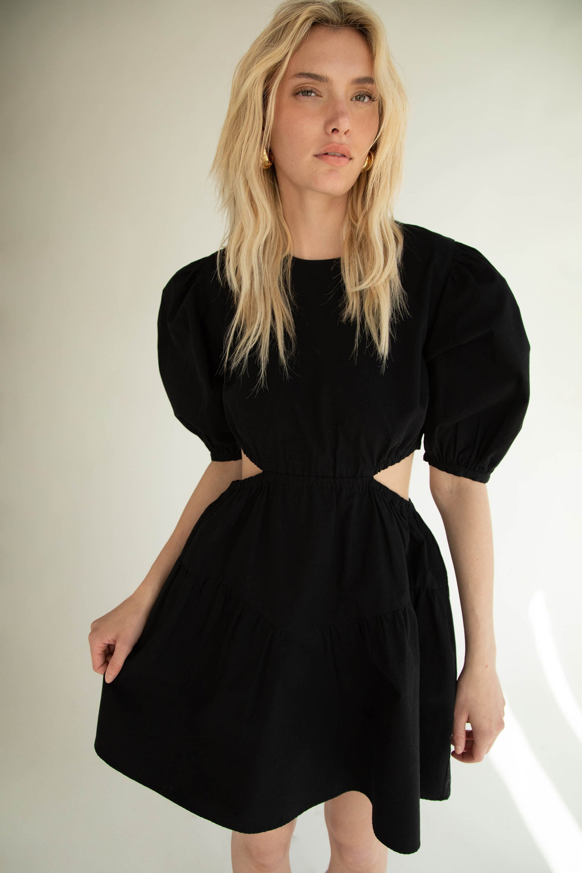 MINI ROBE À MANCHES BOUFFANTES AVEC DÉCOUPES
