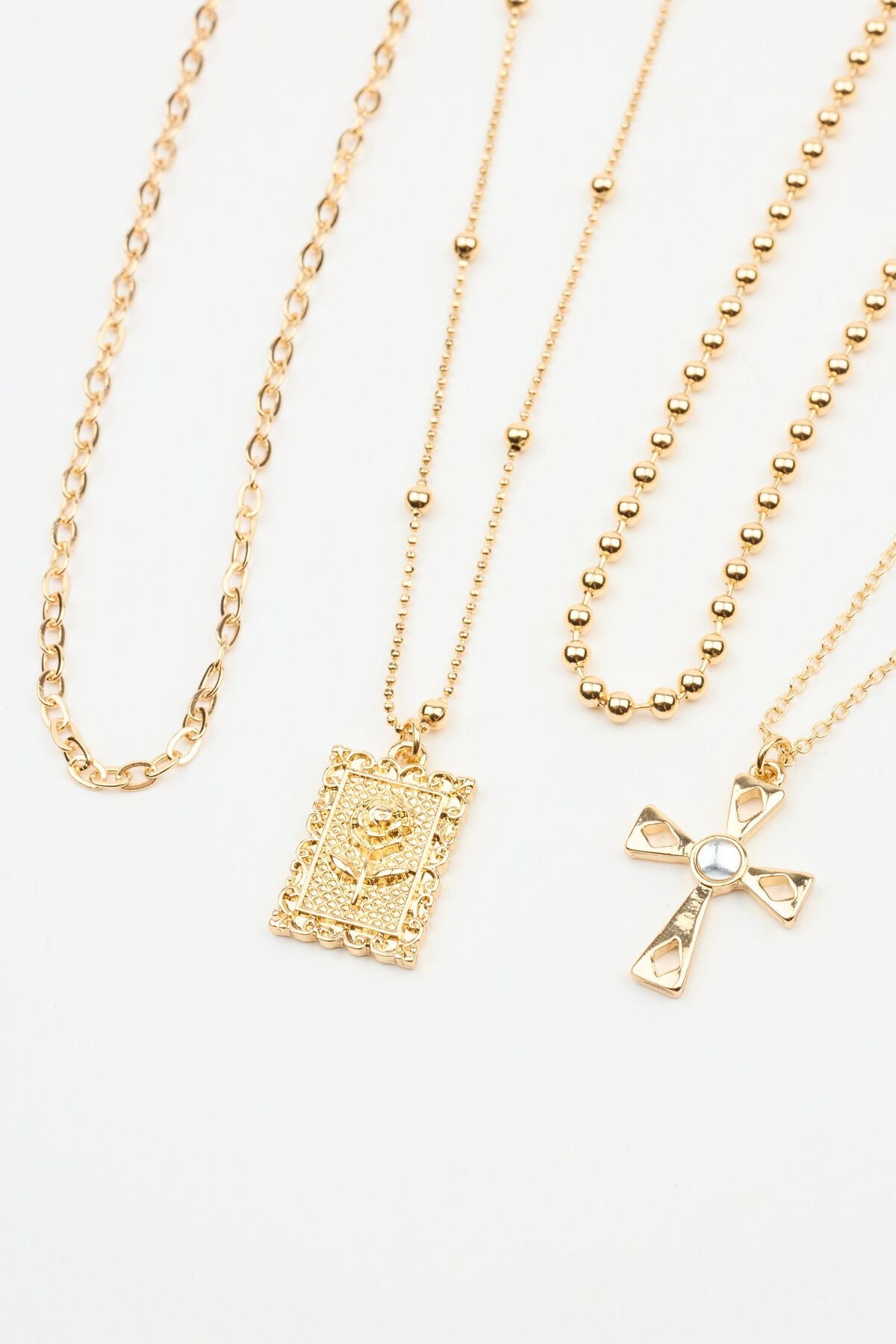 Ensemble de 4 colliers avec pendentif croix et rose
