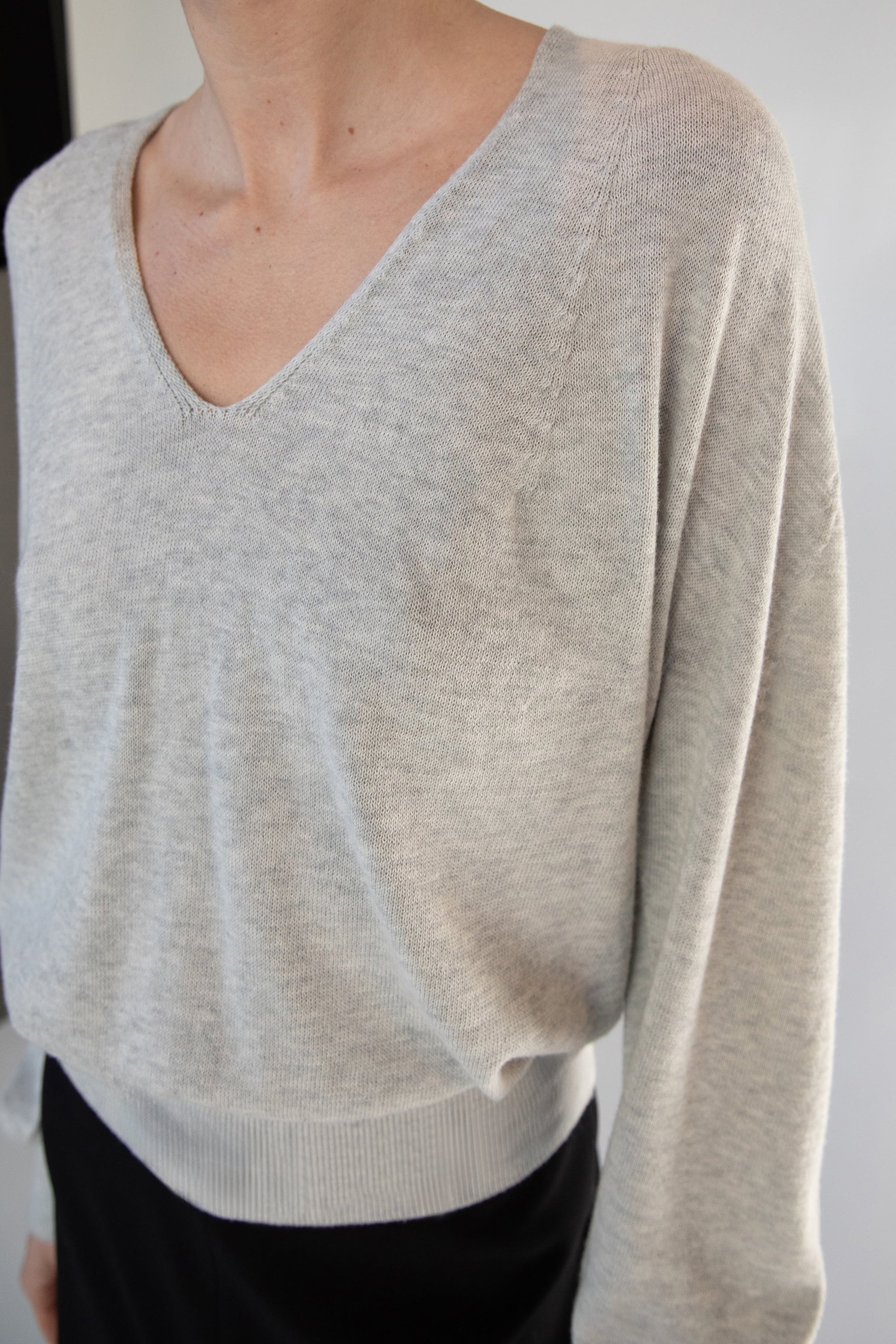 3D KNIT V-NECK SWEATER