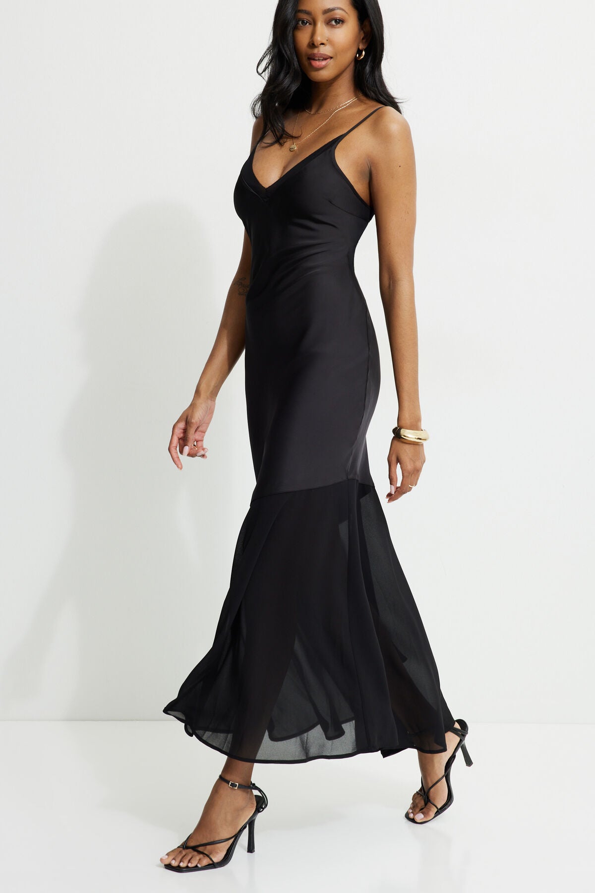 Robe longue asymétrique en satin