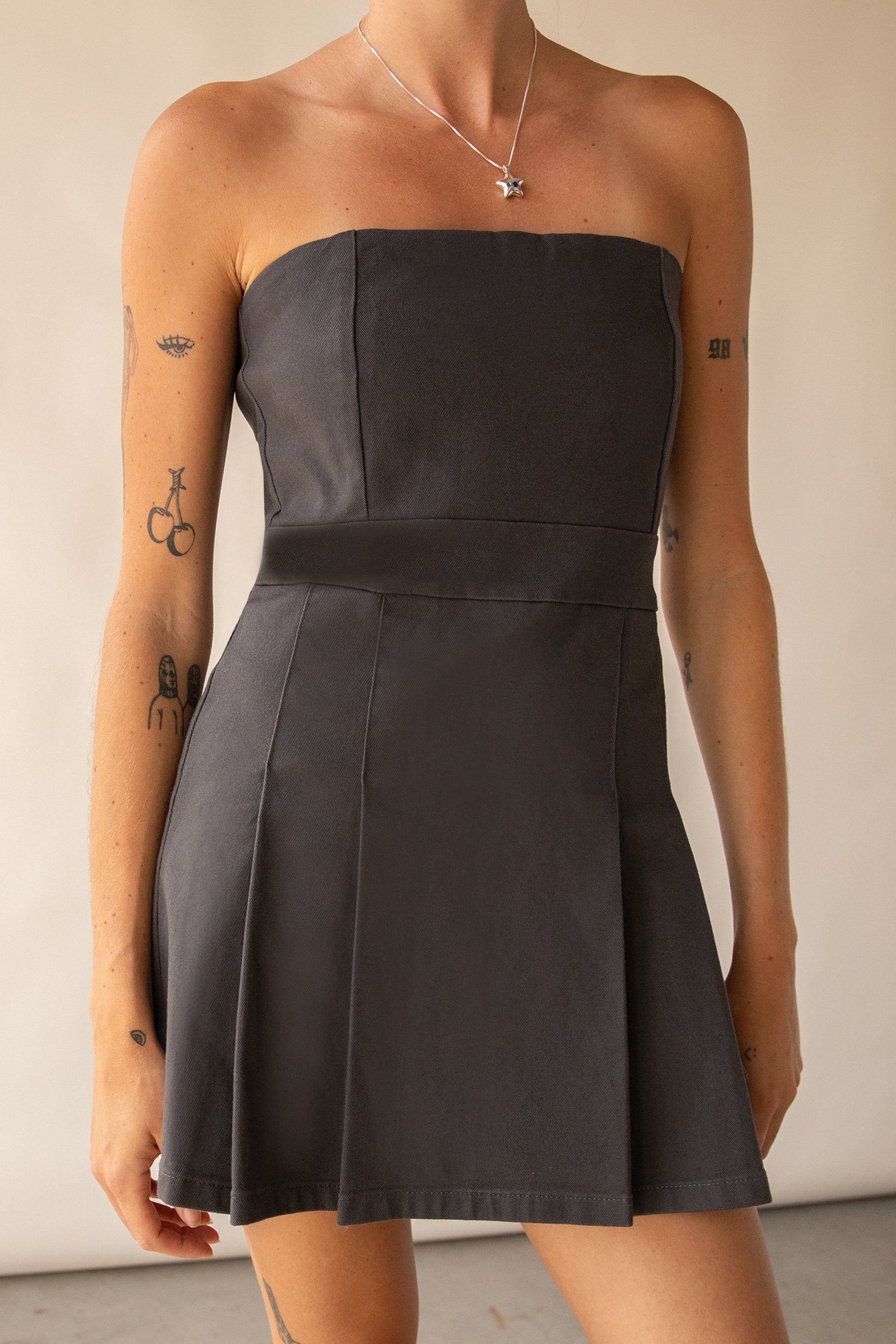 ROBE MINI PLISSÉE EN SERGÉ TUBE