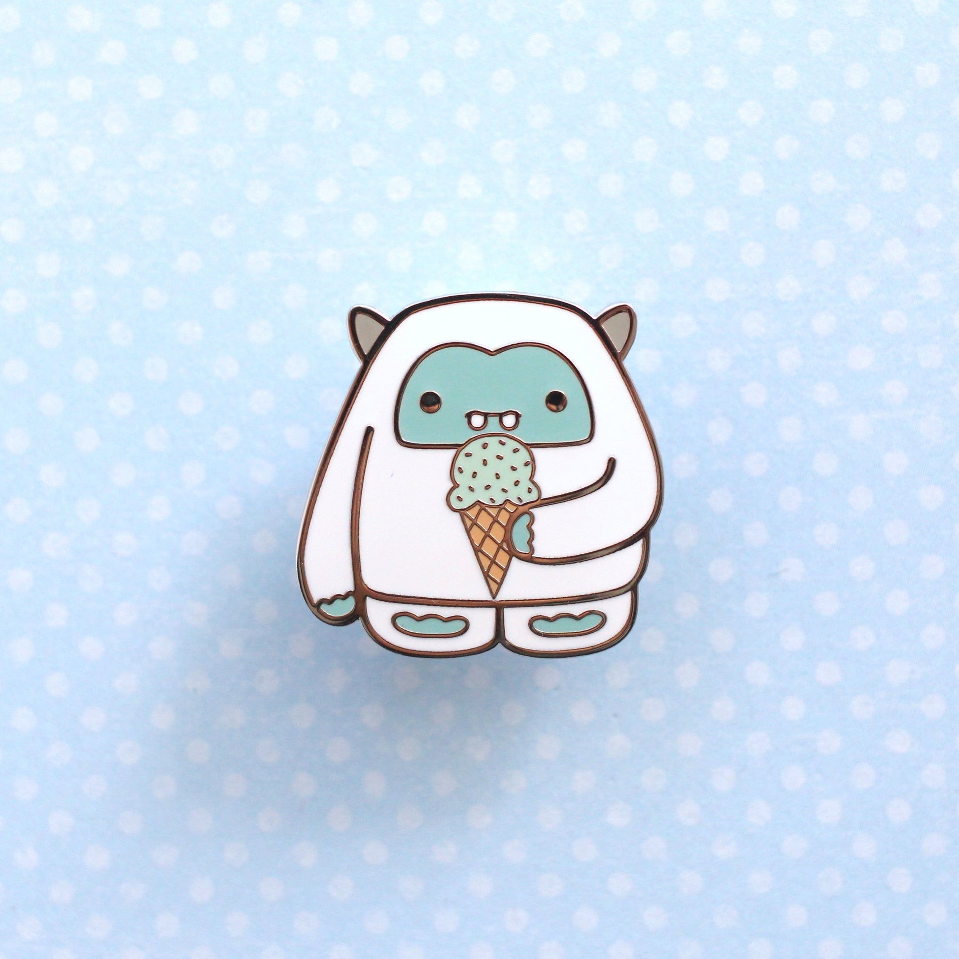 Pin's émaillé Yéti glace à la menthe. Pin's Abominable bonhomme de neige.