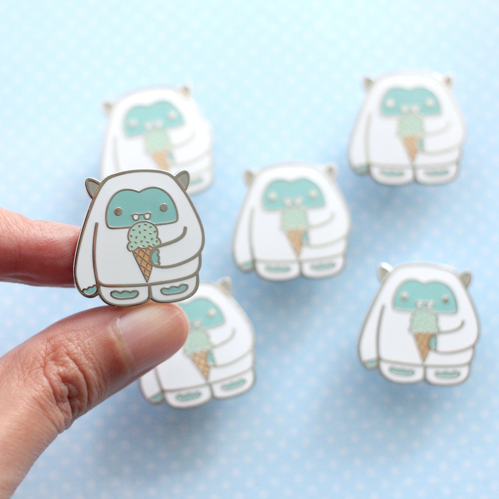 Pin's émaillé Yéti glace à la menthe. Pin's Abominable bonhomme de neige.