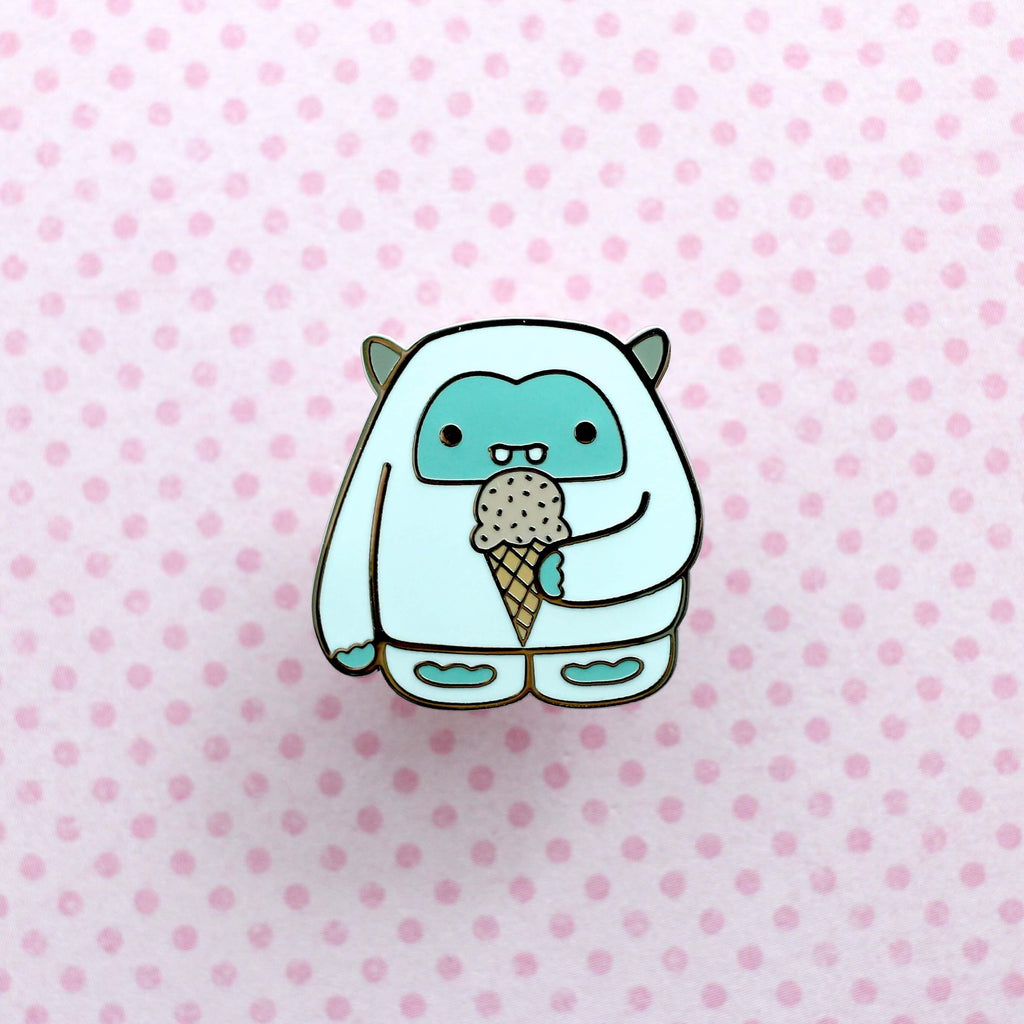 Pin's émaillé Yéti Glace à la fraise. Badge Abominable Bonhomme de neige.