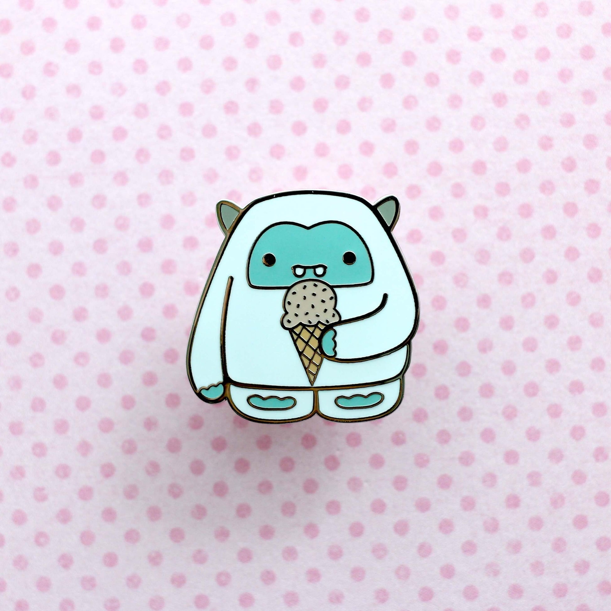 Pin's émaillé Yéti Glace à la fraise. Badge Abominable Bonhomme de neige.