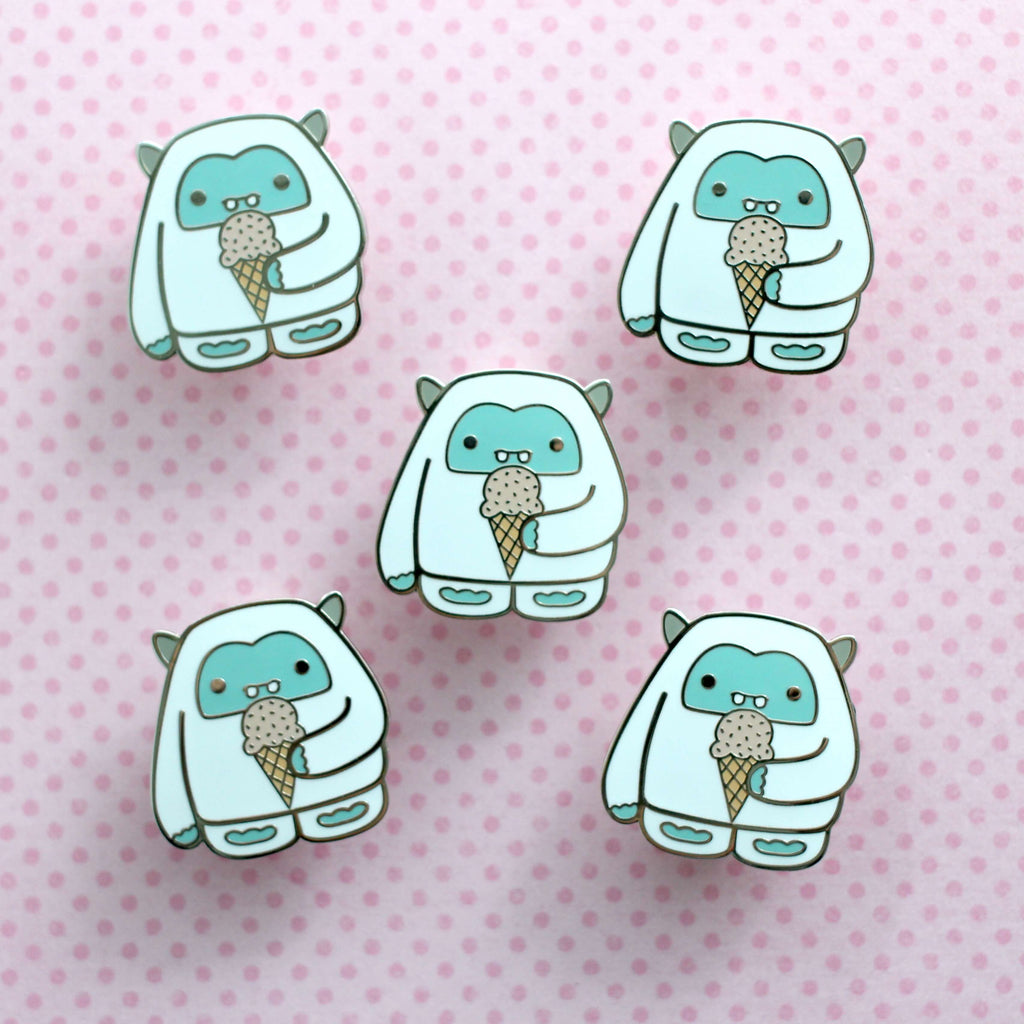 Pin's émaillé Yéti Glace à la fraise. Badge Abominable Bonhomme de neige.