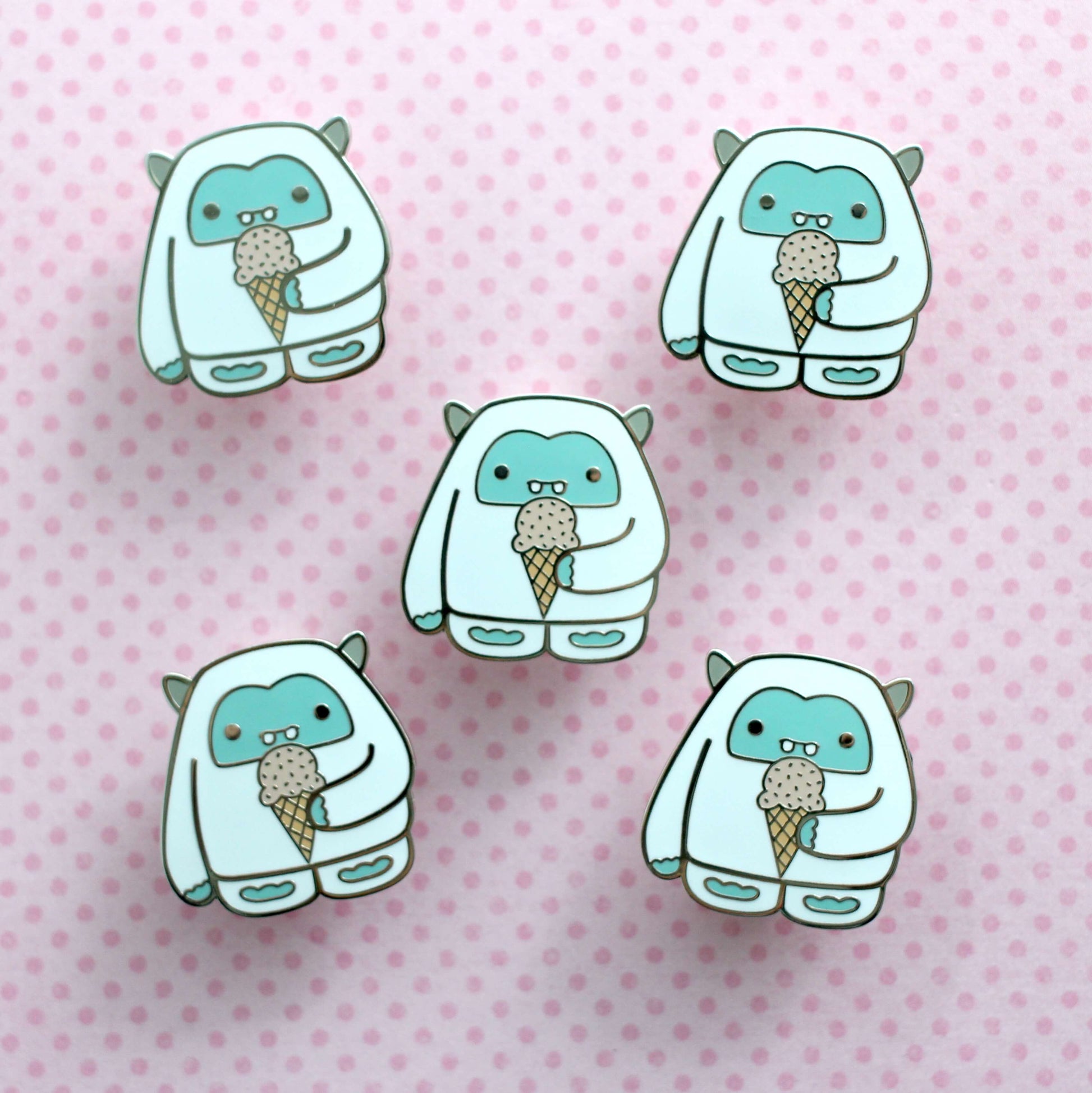 Pin's émaillé Yéti Glace à la fraise. Badge Abominable Bonhomme de neige.