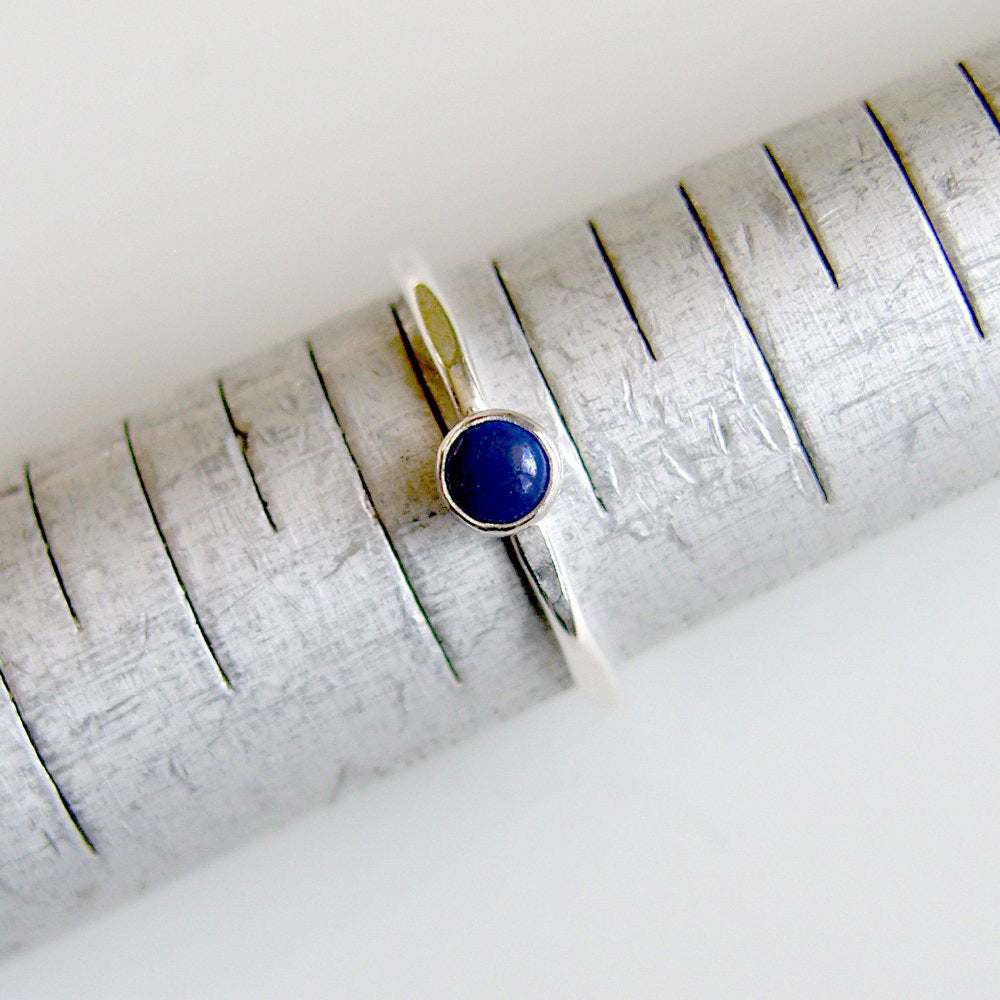 Bague empilable en argent sterling avec lapis-lazuli bleu et pierres serties