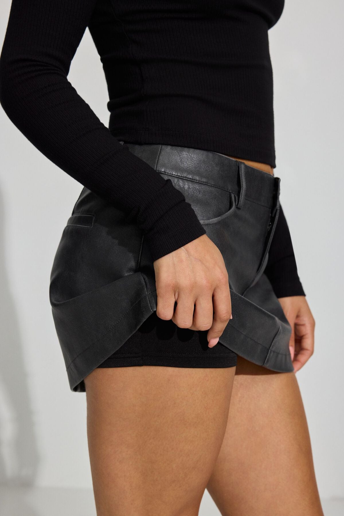 Jupe-short micro en similicuir Brynn