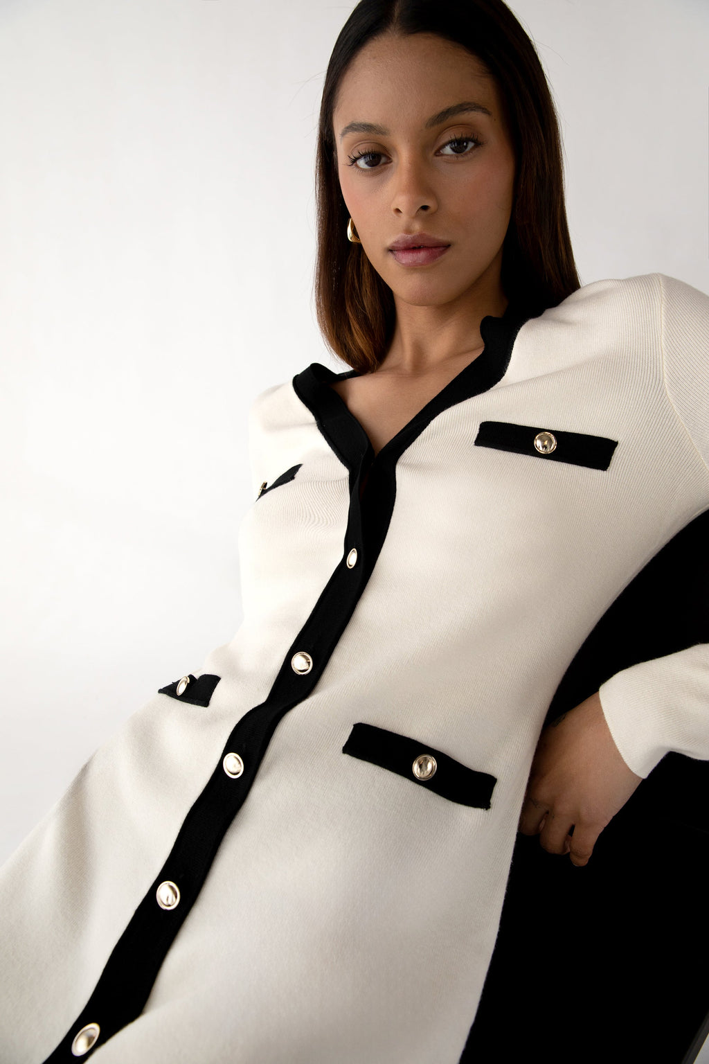 MINI-ROBE EN MAILLE À BORDURES CONTRASTÉES ET BOUTONNÉES SUR LE DEVANT