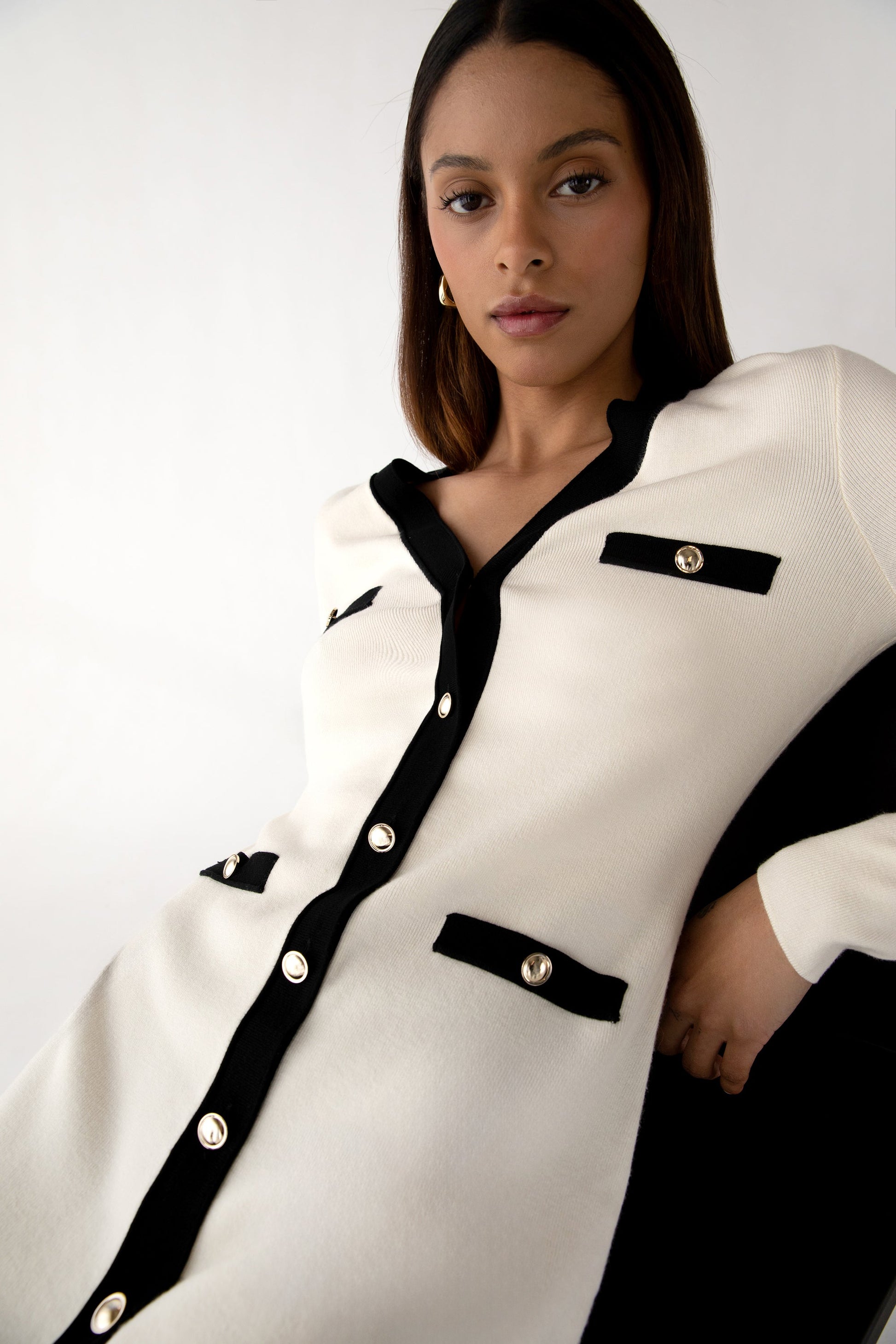 MINI-ROBE EN MAILLE À BORDURES CONTRASTÉES ET BOUTONNÉES SUR LE DEVANT