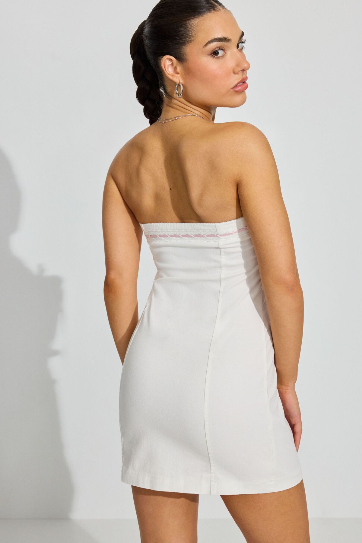 Mini-robe bustier à bordure en dentelle