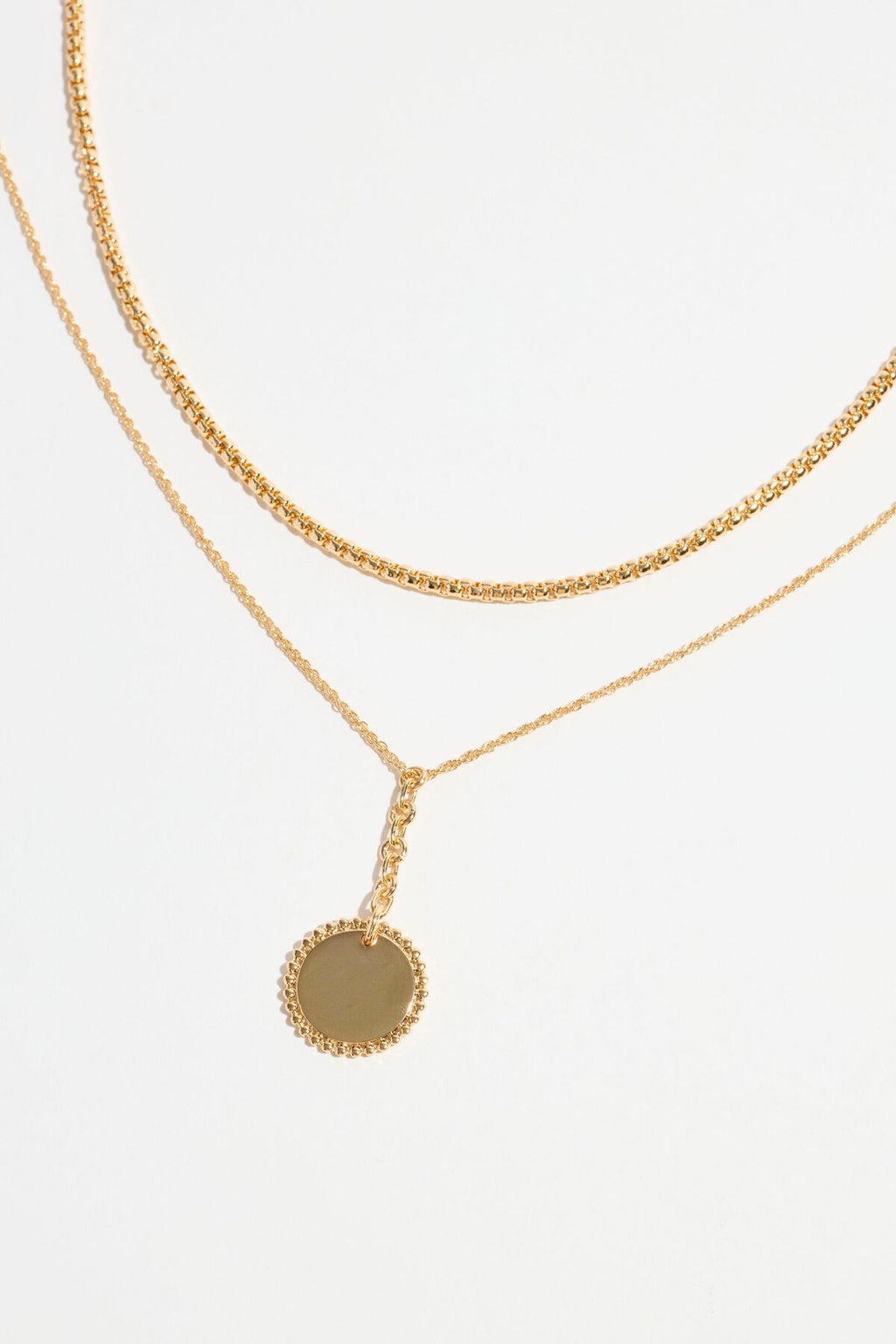 Collier chaîne et médaillon texturés superposés