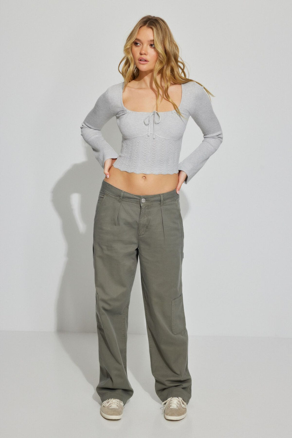 Pull court noué sur le devant