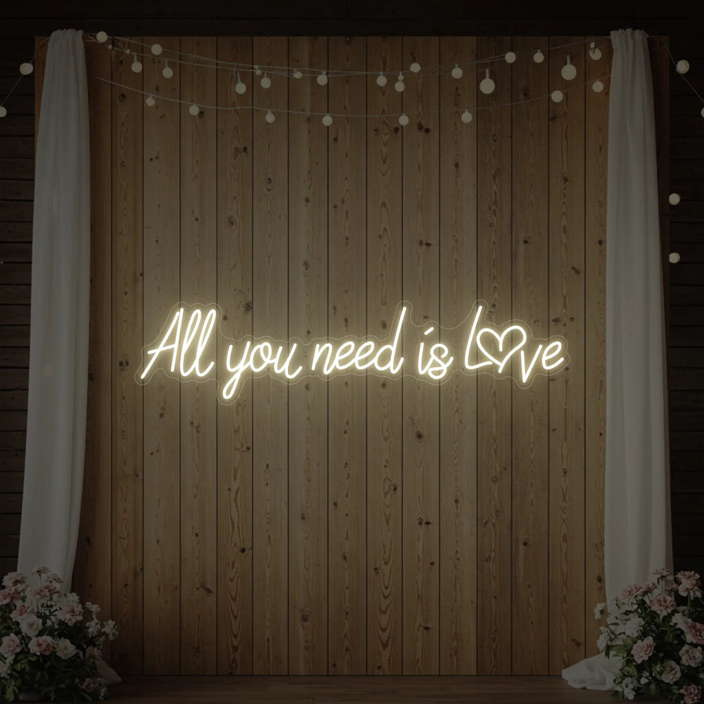 Tout ce dont vous avez besoin, c'est d'amour (enseigne lumineuse en forme de cœur)