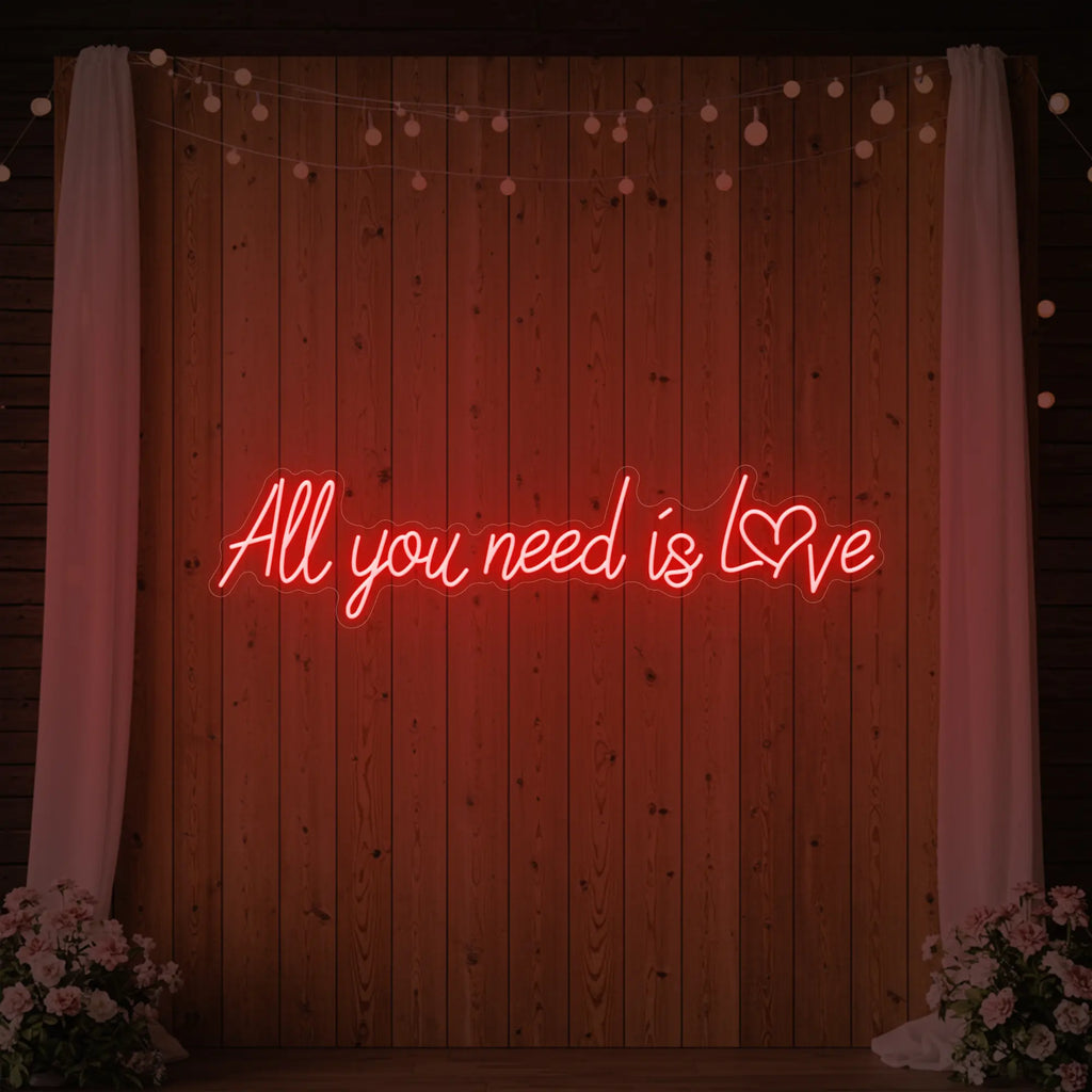 Tout ce dont vous avez besoin, c'est d'amour (enseigne lumineuse en forme de cœur)