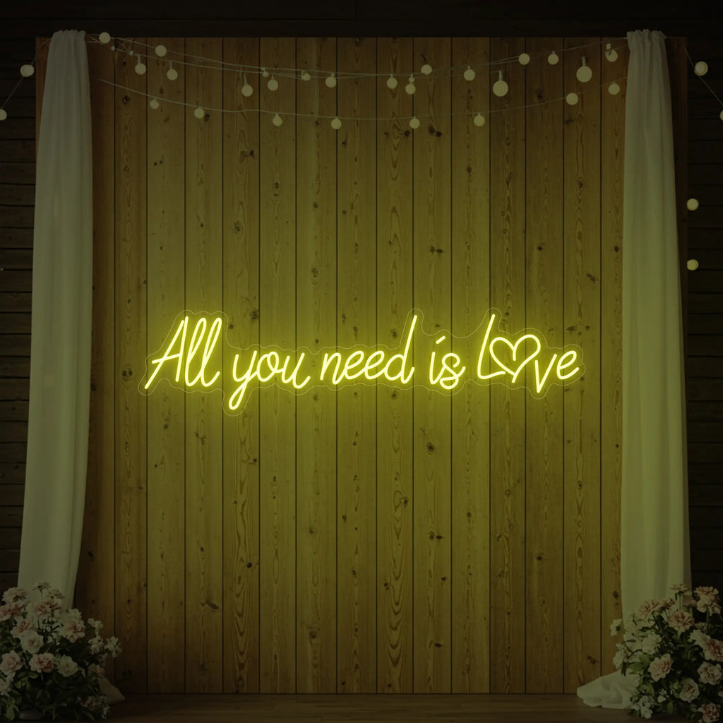 Tout ce dont vous avez besoin, c'est d'amour (enseigne lumineuse en forme de cœur)