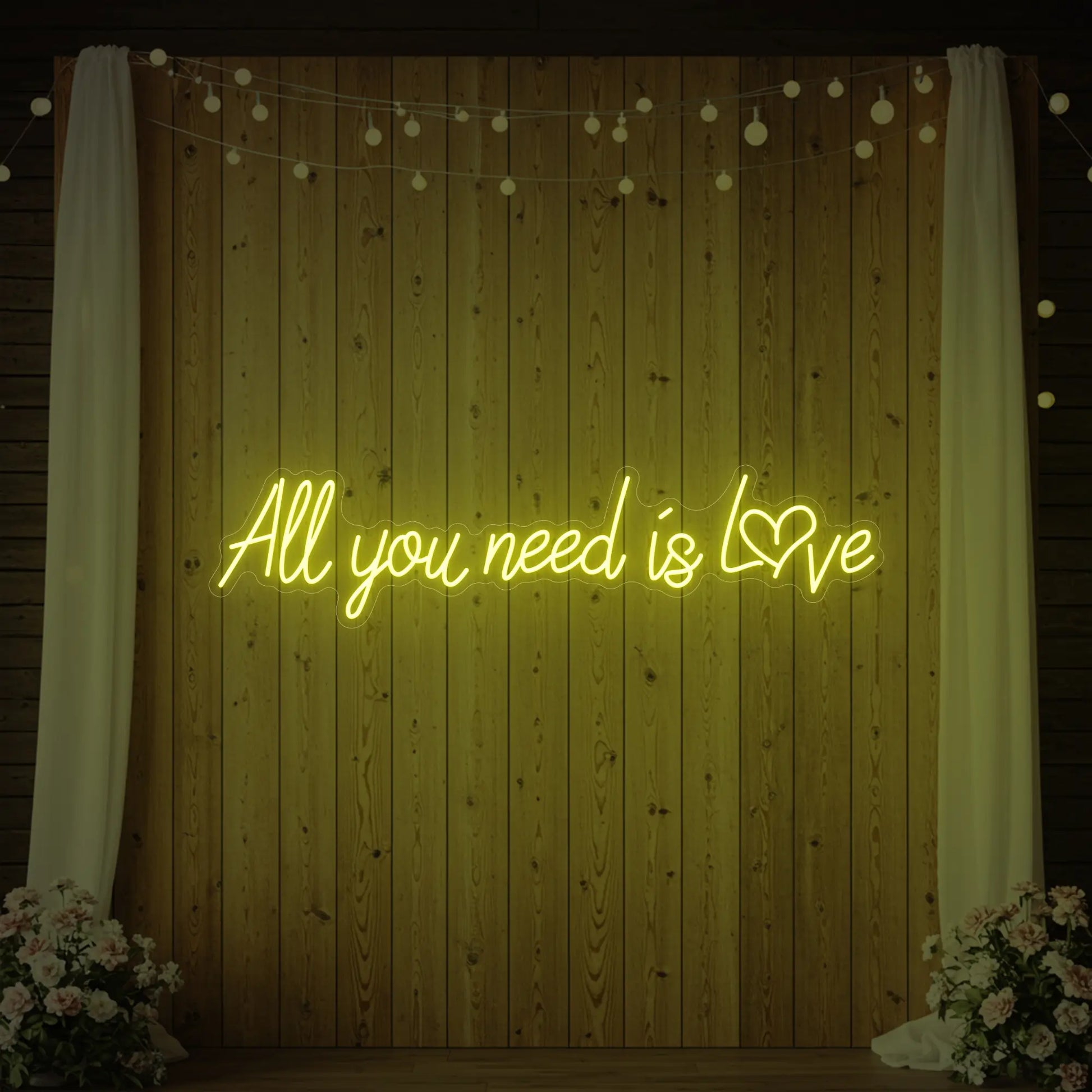 Tout ce dont vous avez besoin, c'est d'amour (enseigne lumineuse en forme de cœur)