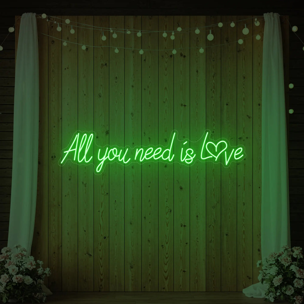 Tout ce dont vous avez besoin, c'est d'amour (enseigne lumineuse en forme de cœur)