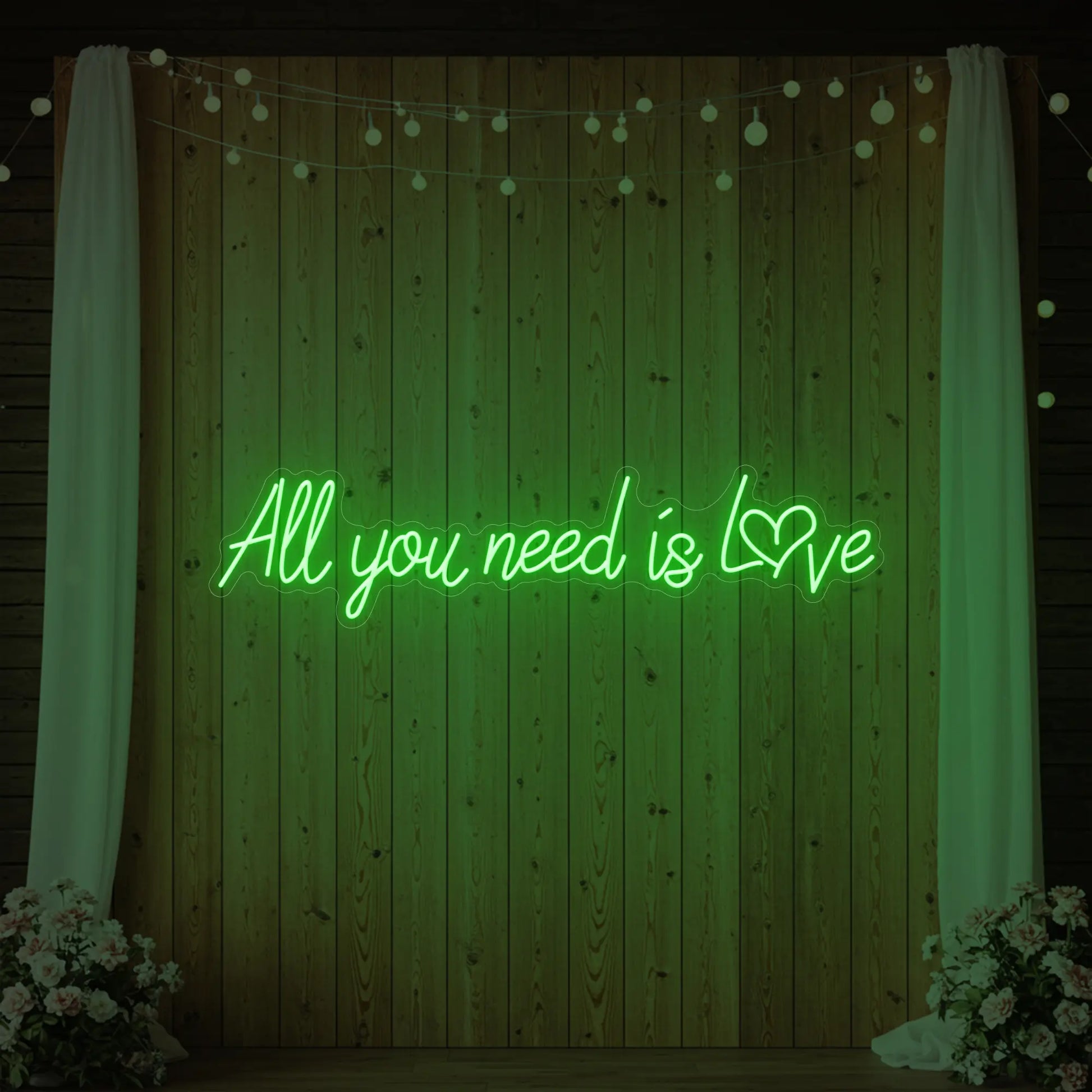 Tout ce dont vous avez besoin, c'est d'amour (enseigne lumineuse en forme de cœur)