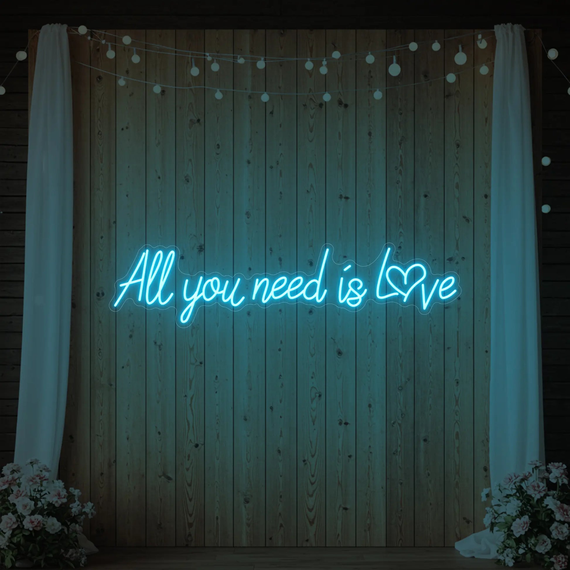 Tout ce dont vous avez besoin, c'est d'amour (enseigne lumineuse en forme de cœur)