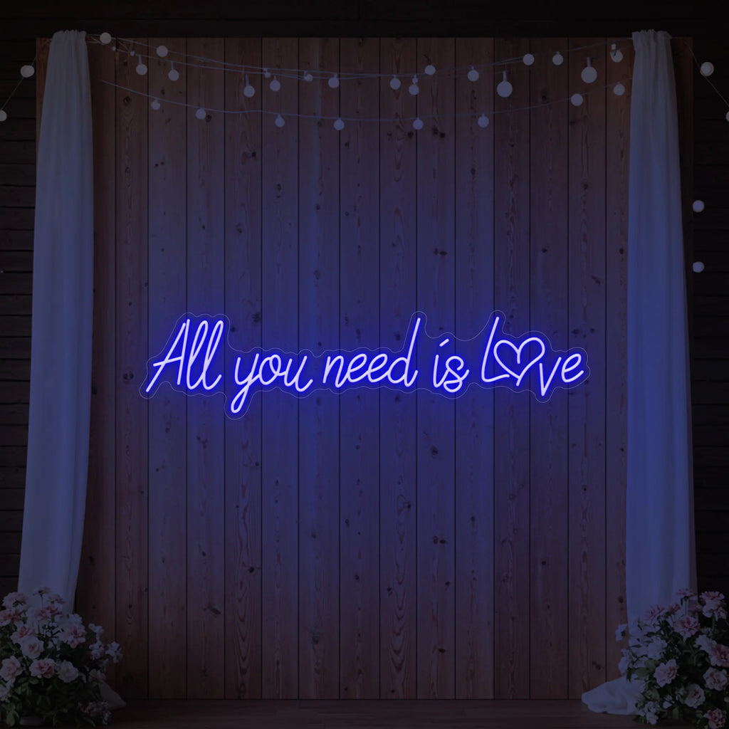 Tout ce dont vous avez besoin, c'est d'amour (enseigne lumineuse en forme de cœur)