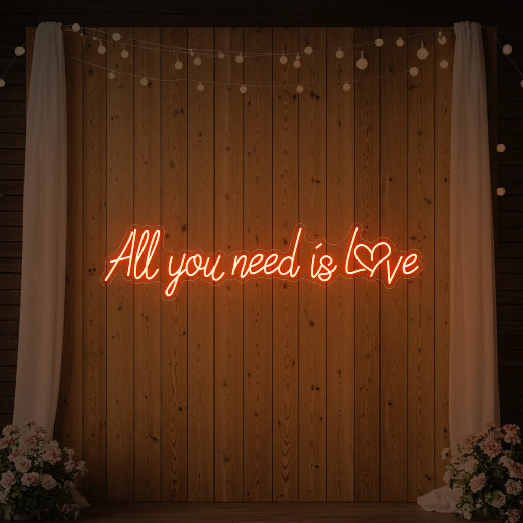 Tout ce dont vous avez besoin, c'est d'amour (enseigne lumineuse en forme de cœur)