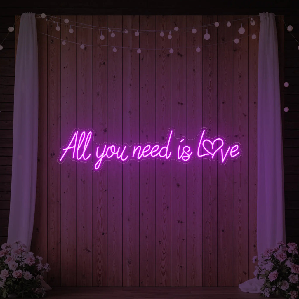 Tout ce dont vous avez besoin, c'est d'amour (enseigne lumineuse en forme de cœur)