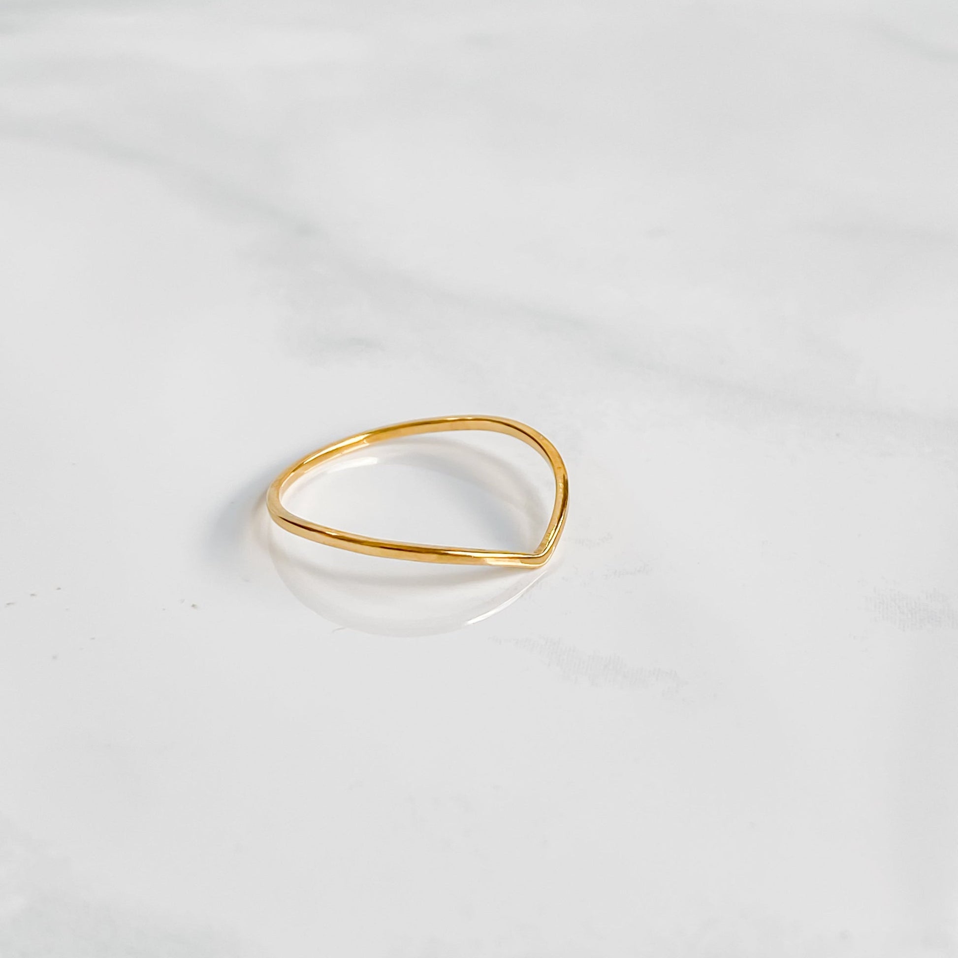 Bague minimaliste dorée en acier inoxydable 18K | BELLONA