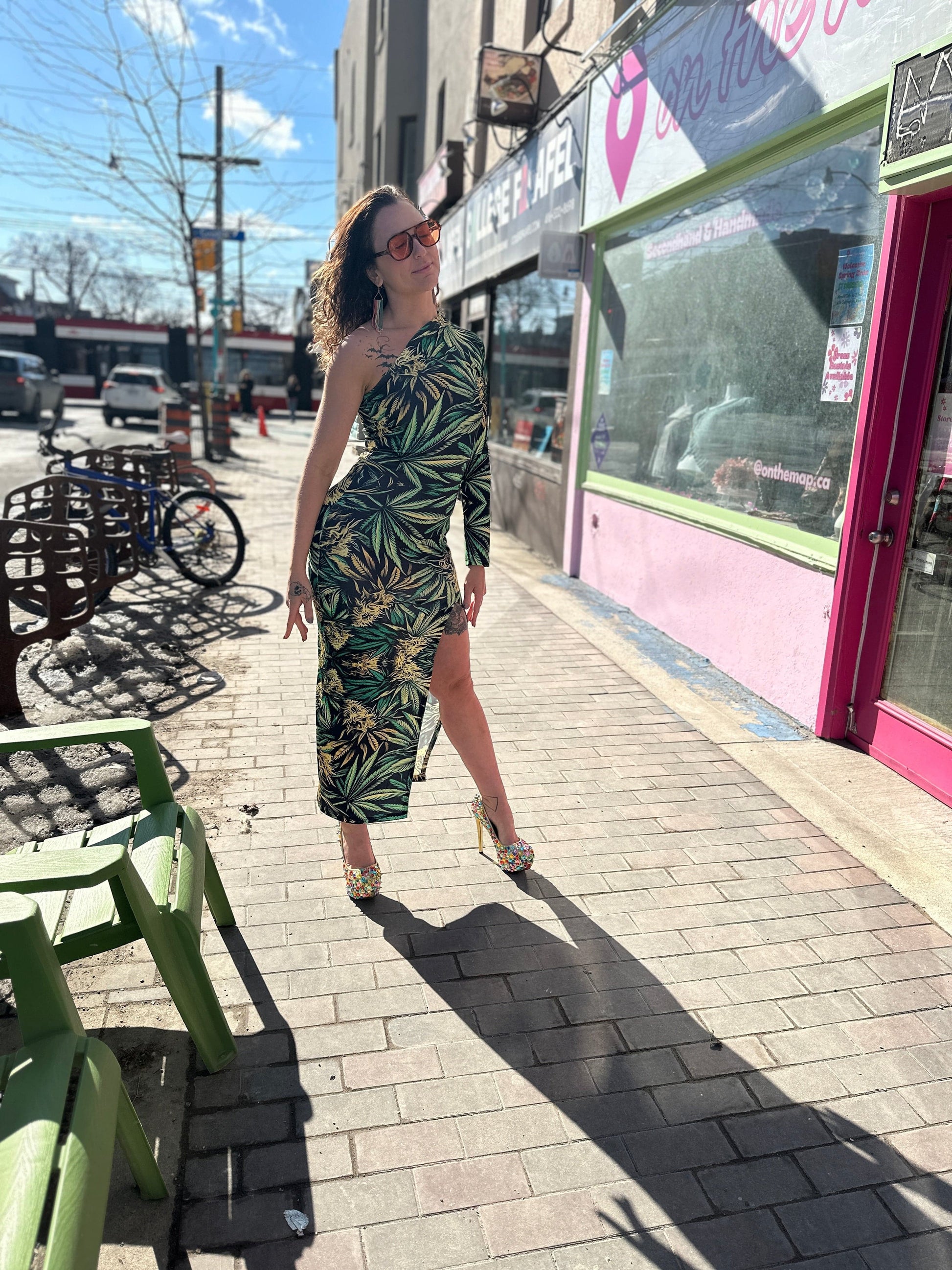 Robe longue fendue à une épaule Big Buds