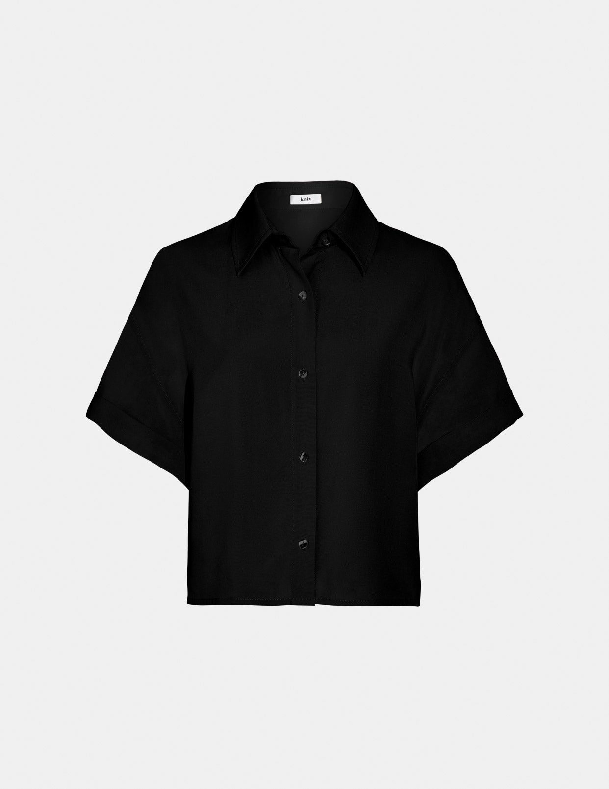 Chemise au bord de la piscine