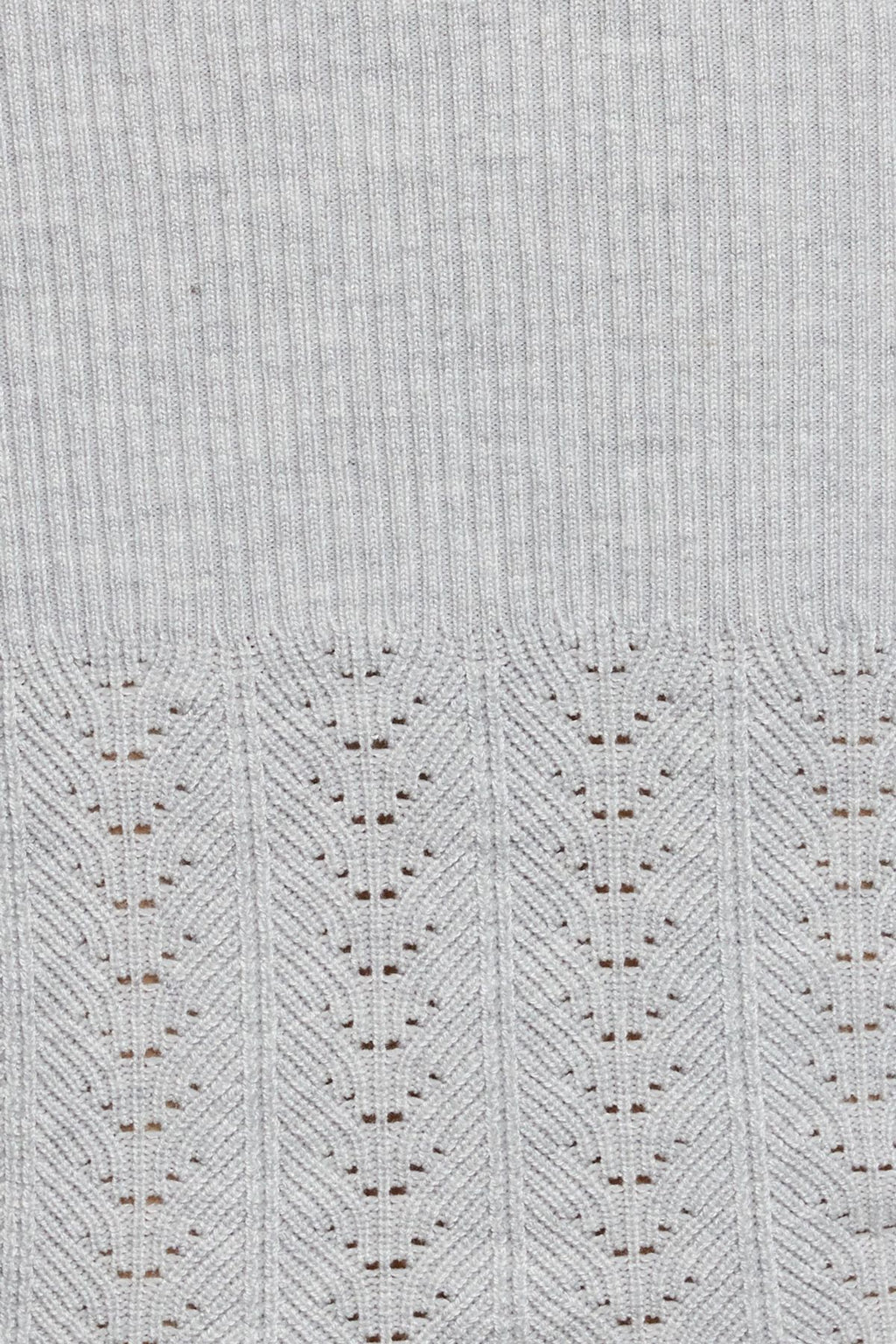 Pull court noué sur le devant