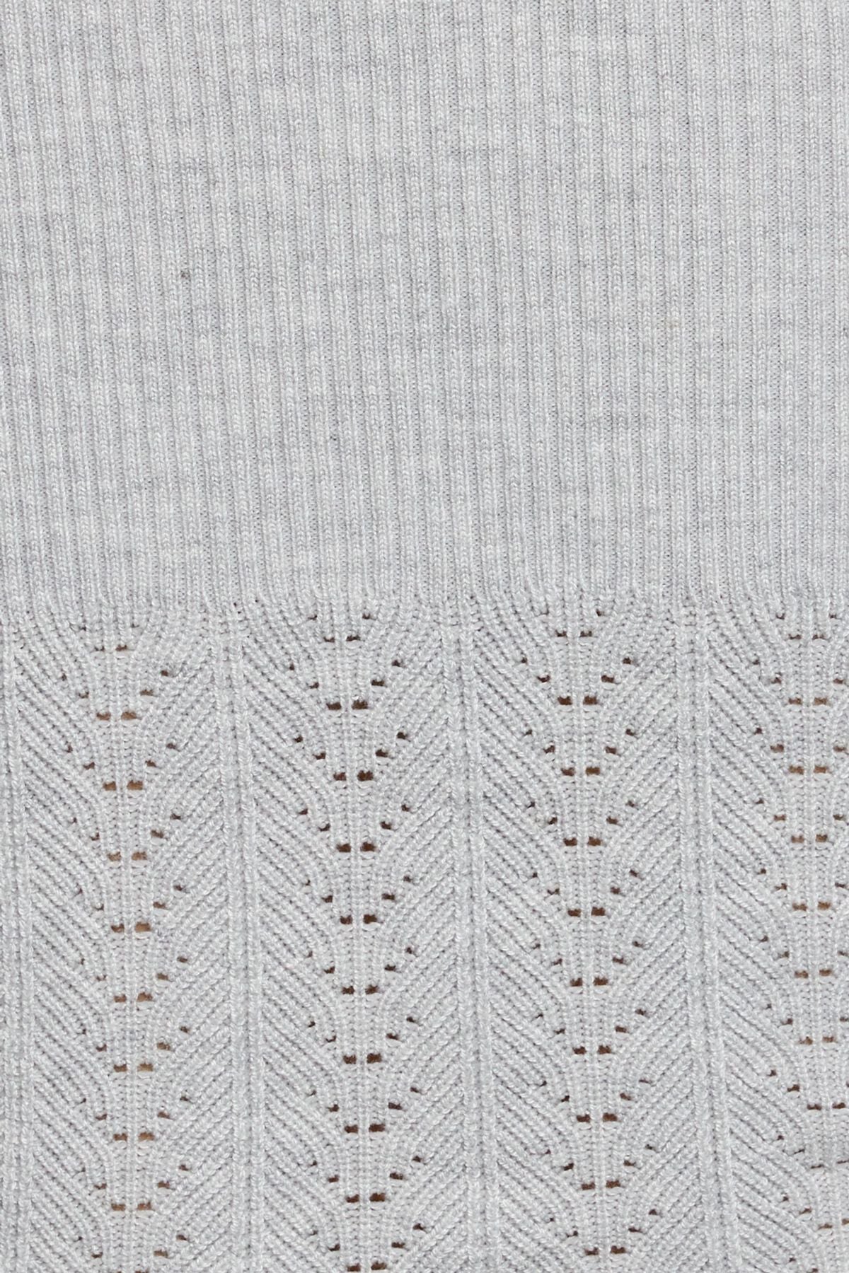 Pull court noué sur le devant