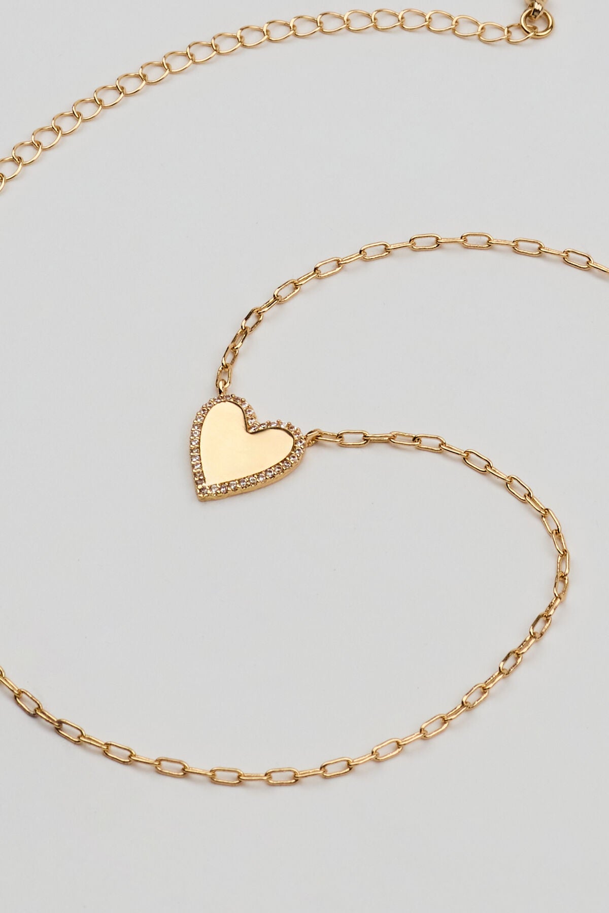 Collier chaîne trombone cœur serti de pierres précieuses