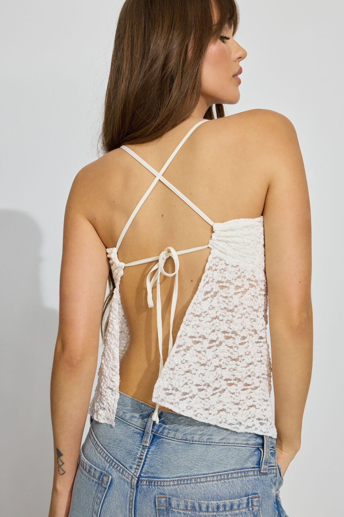 Haut dos nu en dentelle avec tablier