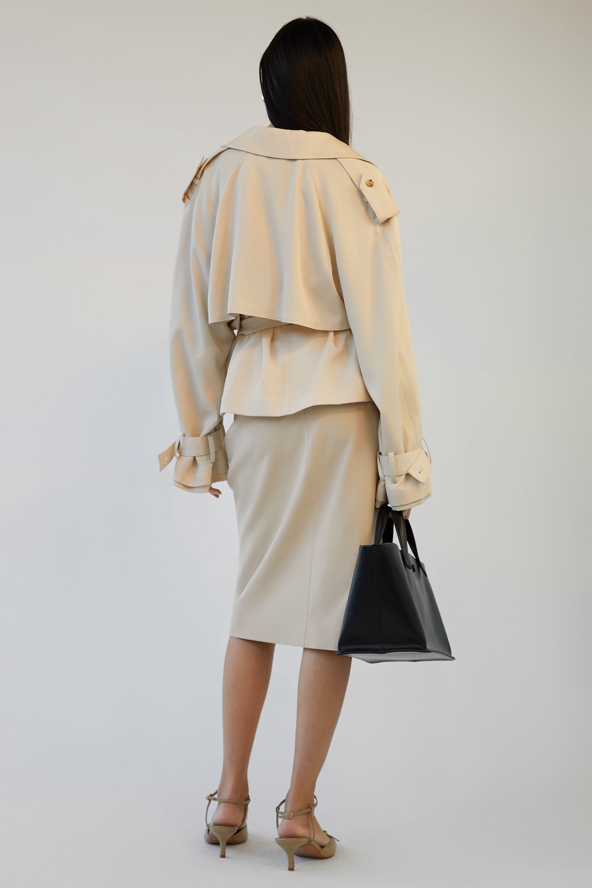 TRENCH-COAT COURT ET FLUIDE EN TENCEL
