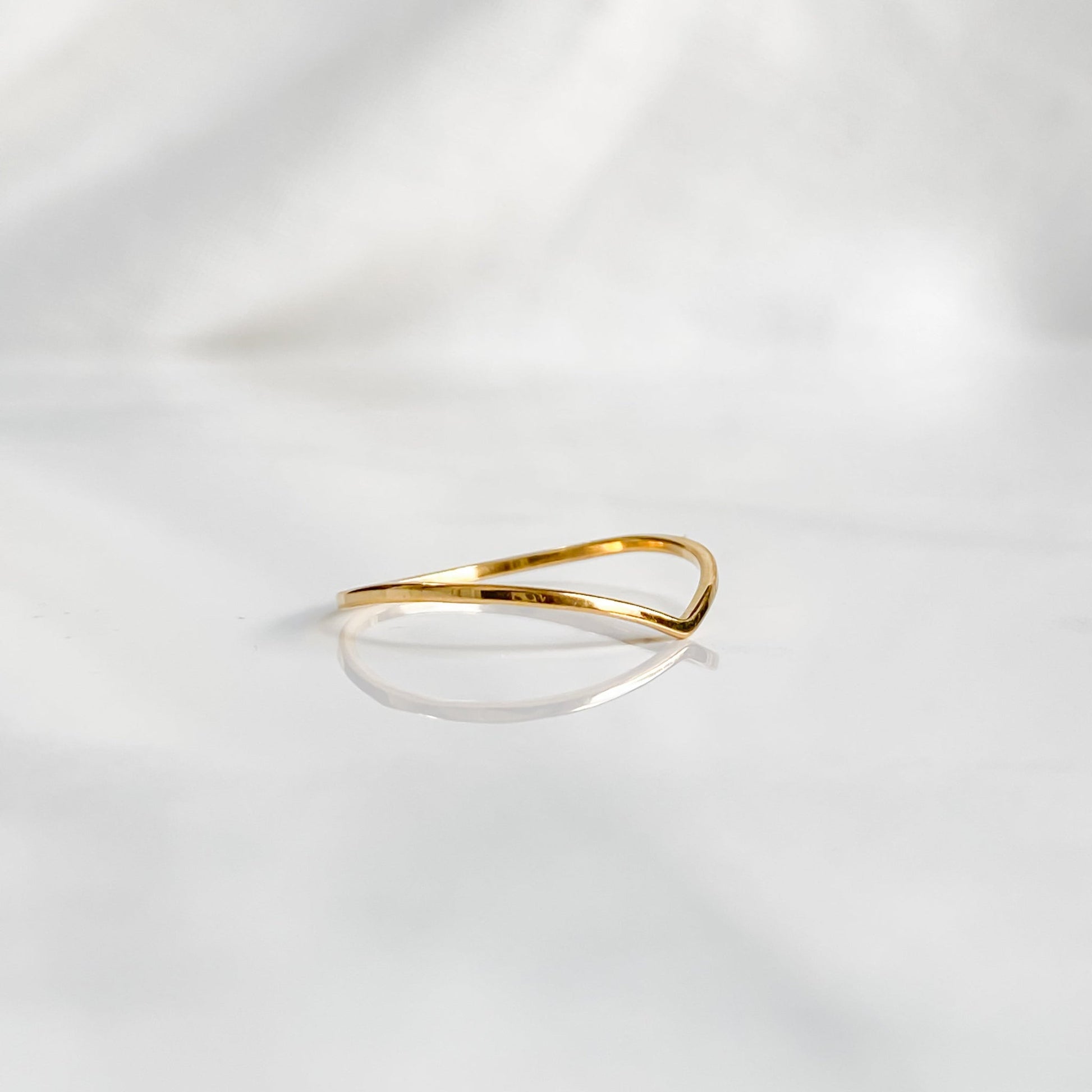 Bague minimaliste dorée en acier inoxydable 18K | BELLONA