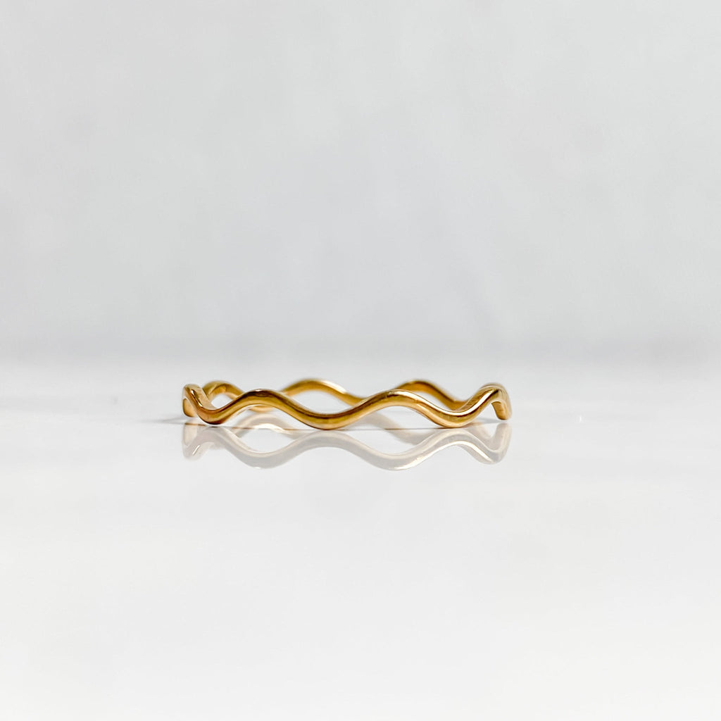 Bague ondulée dorée en acier inoxydable plaqué or 18K | NAÏA