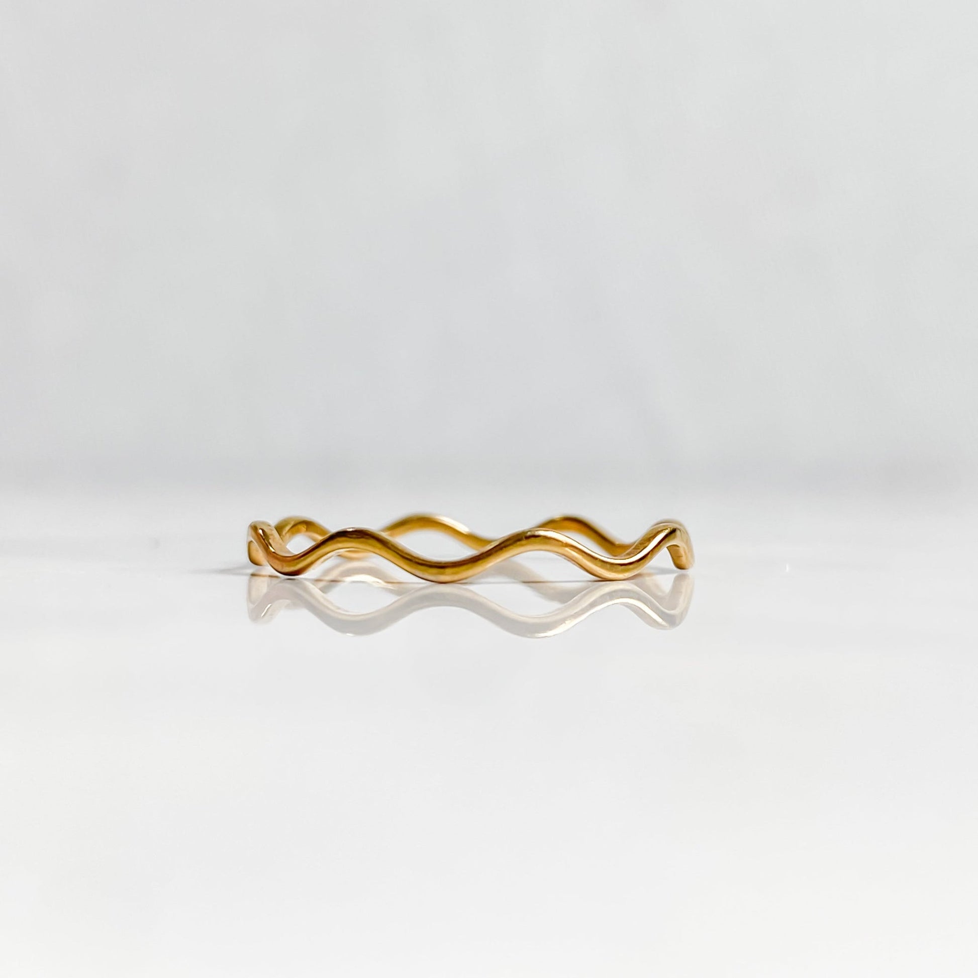Bague ondulée dorée en acier inoxydable plaqué or 18K | NAÏA