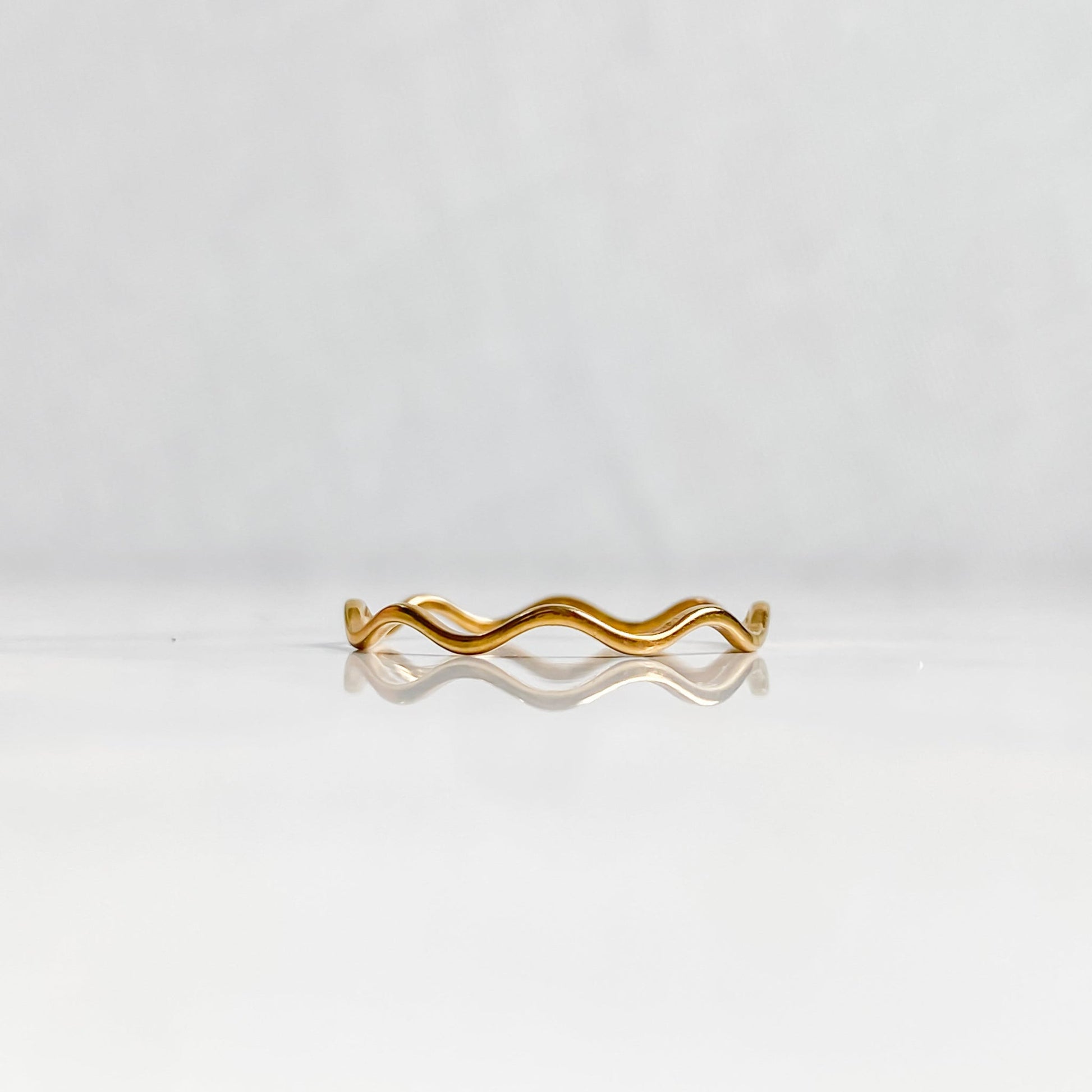 Bague ondulée dorée en acier inoxydable plaqué or 18K | NAÏA
