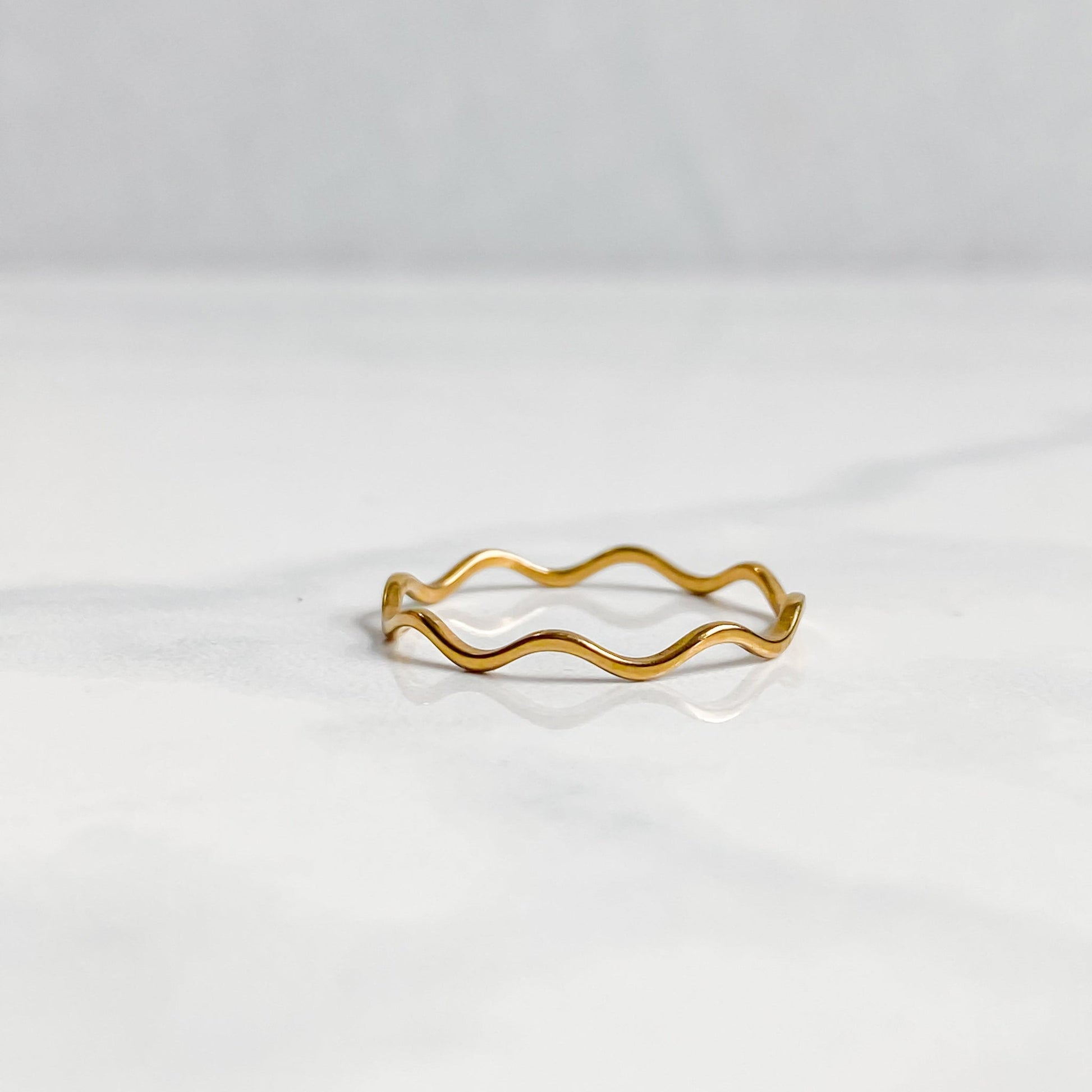 Bague ondulée dorée en acier inoxydable plaqué or 18K | NAÏA