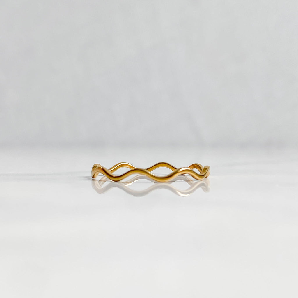 Bague ondulée dorée en acier inoxydable plaqué or 18K | NAÏA