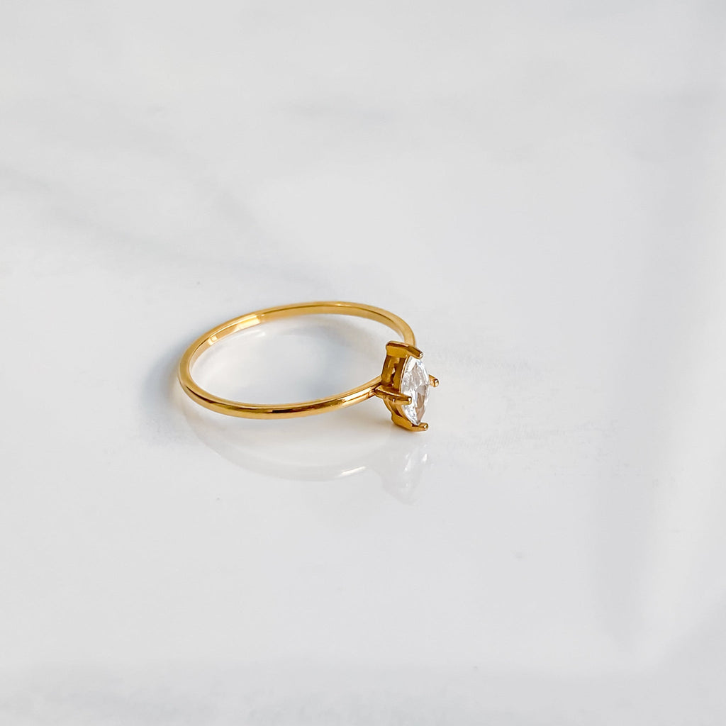 Bague solitaire dorée en acier inoxydable 18K | VÉNUS