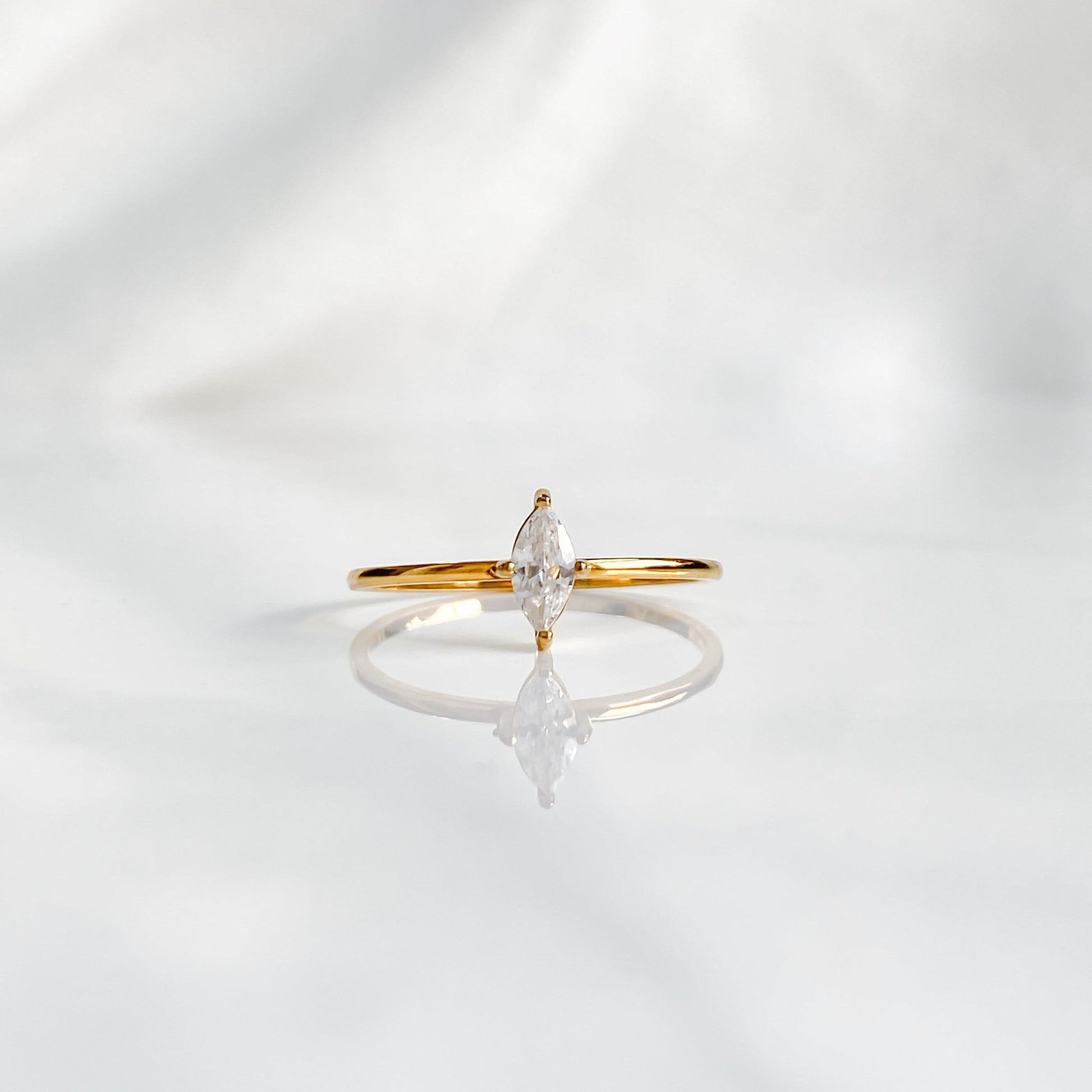 Bague solitaire dorée en acier inoxydable 18K | VÉNUS