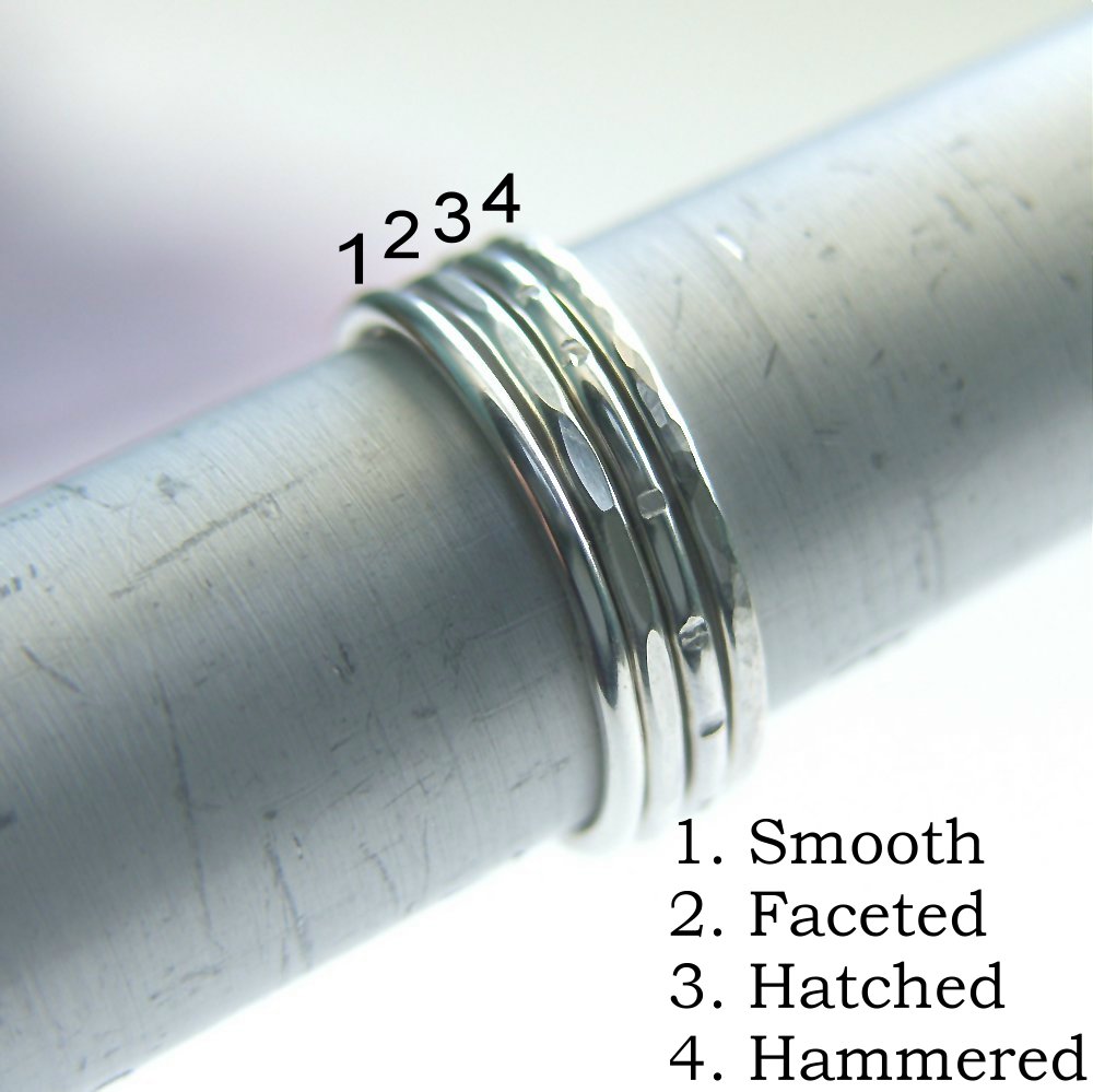 Bague empilable en argent sterling avec lapis-lazuli bleu et pierre sertie d'une lunette dentelée