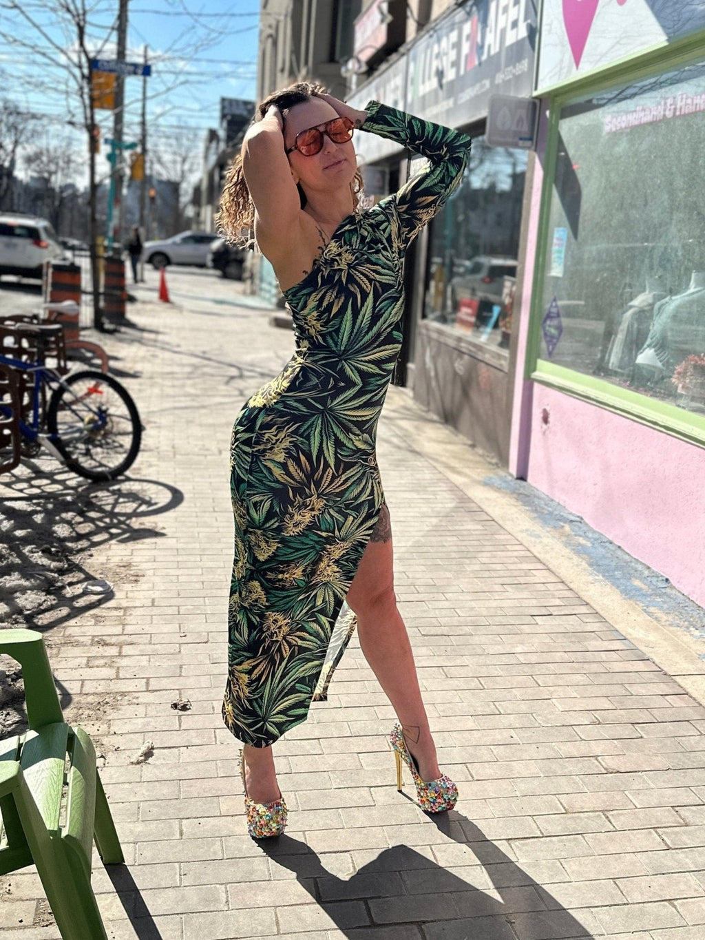 Robe longue fendue à une épaule Big Buds