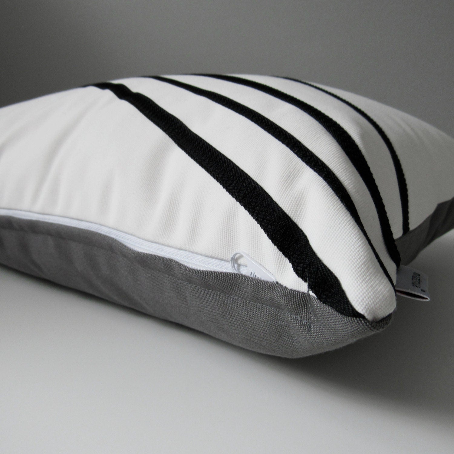 Housse de coussin d'extérieur Sunbrella® blanche et noire, housse de coussin décorative