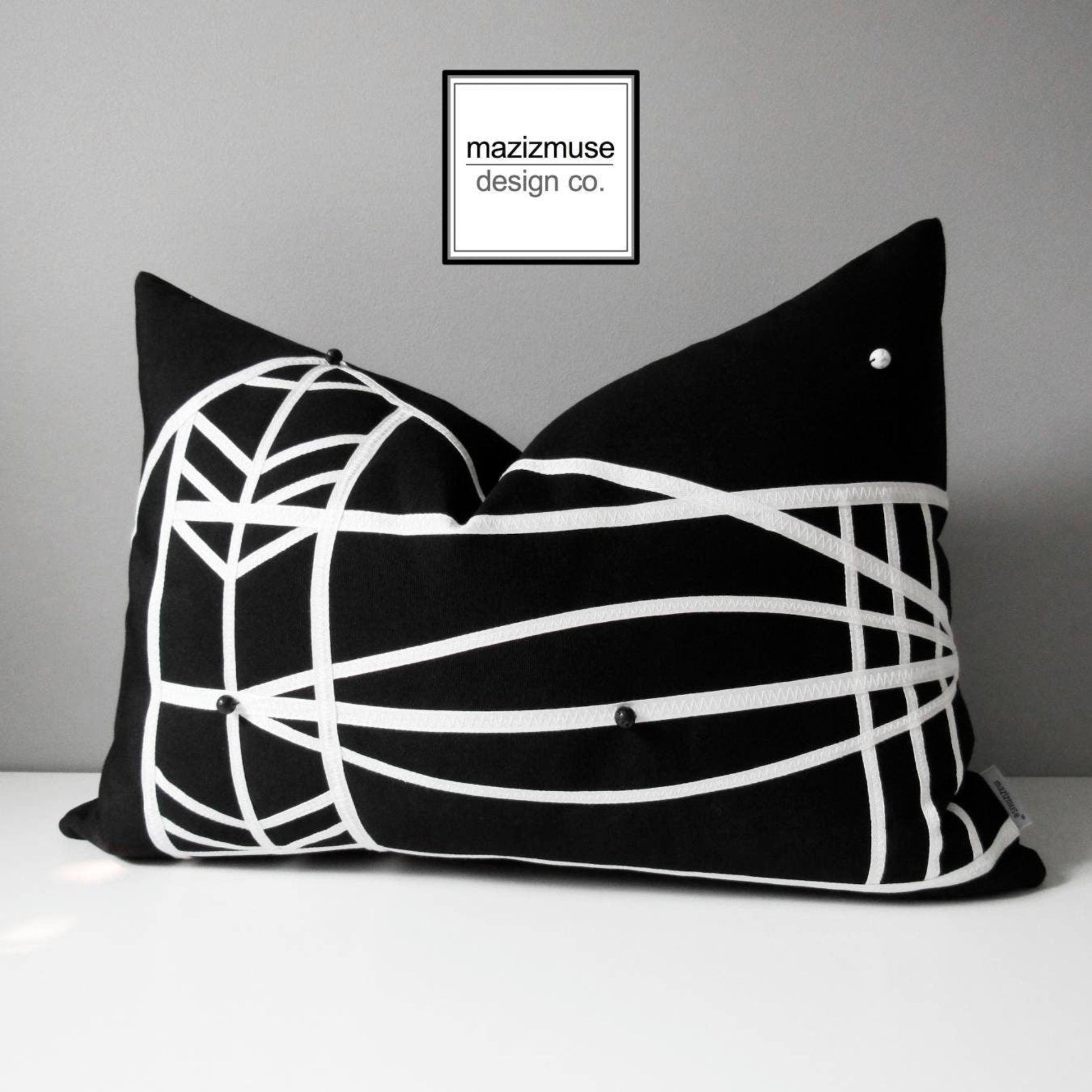 Coussin décoratif noir et blanc, coussin d'extérieur géométrique Sunbrella, Micronésie