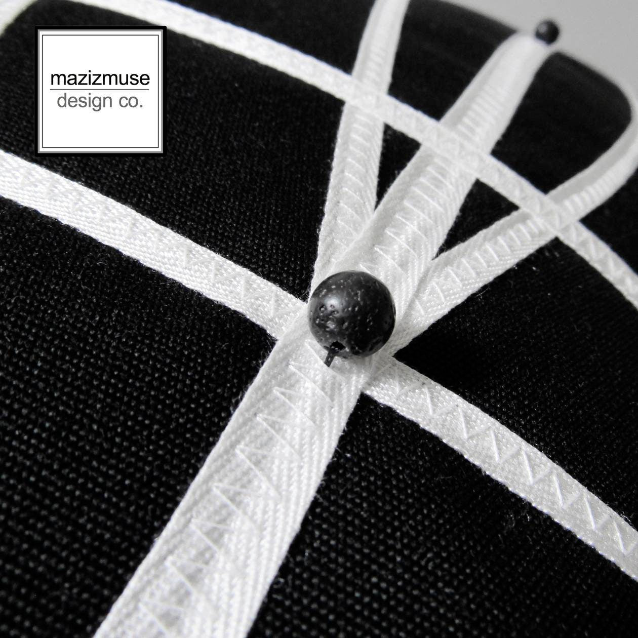 Coussin décoratif noir et blanc, coussin d'extérieur géométrique Sunbrella, Micronésie